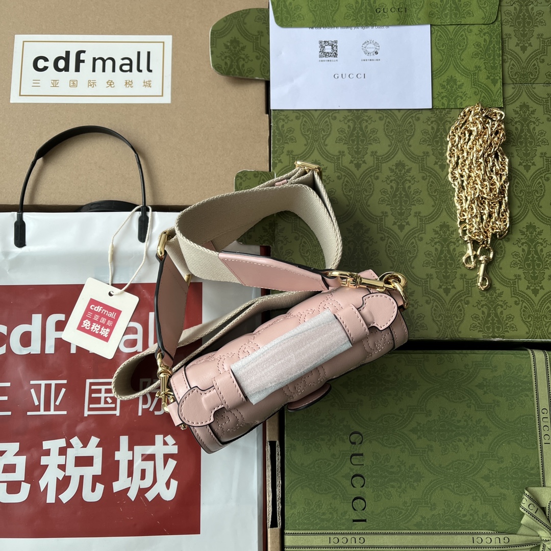 p660。📣📣📣【原厂皮配🌈(Cdfmall三亚免税店手提袋】🔥🔥 GG Matelassé皮革小号手提包,GG Matelassé皮革在每一季都通过别致的设计风格呈现在品牌创作总监的前沿设计中。质感柔软的标志性材质结合富有纹理感的几何图案,为手袋系列焕新打造时尚力作。整体设计以现代手法演绎90年代标识风尚,为这款黑色皮革手提包增添迷人魅力。黑色GG Matelassé皮革,金色调配件双G,另配有帆布肩带,提手高2.5厘米,金属链背带搭扣。
型号:724499。
尺寸:18(宽)x 13(高)x 6.5cm(深)
颜色:粉色/压花G全皮。