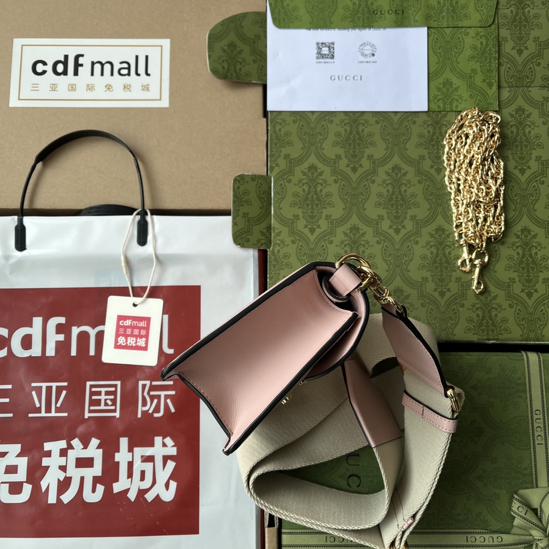 p660。📣📣📣【原厂皮配🌈(Cdfmall三亚免税店手提袋】🔥🔥 GG Matelassé皮革小号手提包,GG Matelassé皮革在每一季都通过别致的设计风格呈现在品牌创作总监的前沿设计中。质感柔软的标志性材质结合富有纹理感的几何图案,为手袋系列焕新打造时尚力作。整体设计以现代手法演绎90年代标识风尚,为这款黑色皮革手提包增添迷人魅力。黑色GG Matelassé皮革,金色调配件双G,另配有帆布肩带,提手高2.5厘米,金属链背带搭扣。
型号:724499。
尺寸:18(宽)x 13(高)x 6.5cm(深)
颜色:粉色/压花G全皮。
