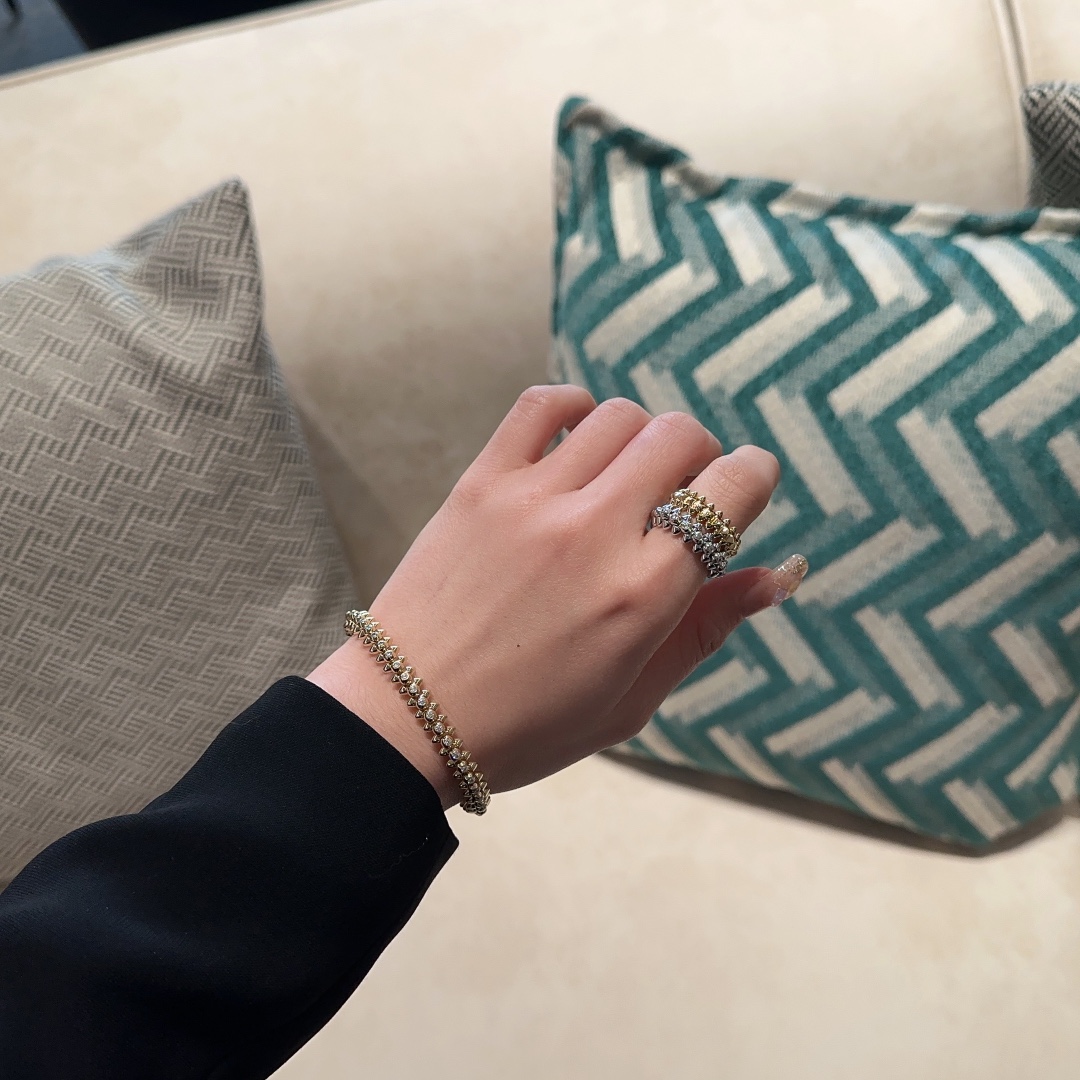 NO:765675,RH037# Tapered Diamond Bracelet Clash de Cartier Series Bracelet with rivets, balls, and square studs. Each ball can rotate. The design is very special, super durable, thickly plated with 18k gold, fashionable and personalized item, cartier, bracelet, gold, Cartier high-end jewelry19860909RH037#尖锥镶钻手镯 Clash de Cartier 系列 铆钉、滚珠、方形饰钉的手镯,每一颗滚珠都能转动款式设计很特别超级耐看厚镀18k黄金,时尚个性单品,,cartier,bracelet,gold,卡迪亚高端饰品,Jewelry
