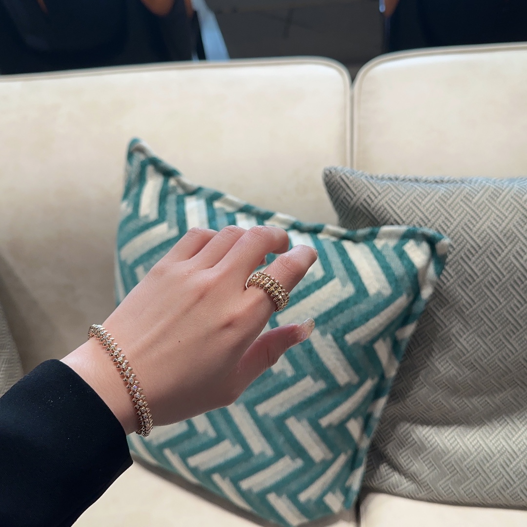 NO:765683,RH037# Tapered Diamond Bracelet Clash de Cartier Series Bracelet with rivets, balls, and square studs. Each ball can rotate. The design is very special and super durable. Thick 18k rose gold-plated fashion personality item, cartier, bracelet, Cartier high-end jewelry19860909RH037#尖锥镶钻手镯 Clash de Cartier 系列 铆钉、滚珠、方形饰钉的手镯,每一颗滚珠都能转动款式设计很特别超级耐看厚镀18k玫瑰金时尚个性单品,,cartier,bracelet,卡迪亚高端饰品,Jewelry