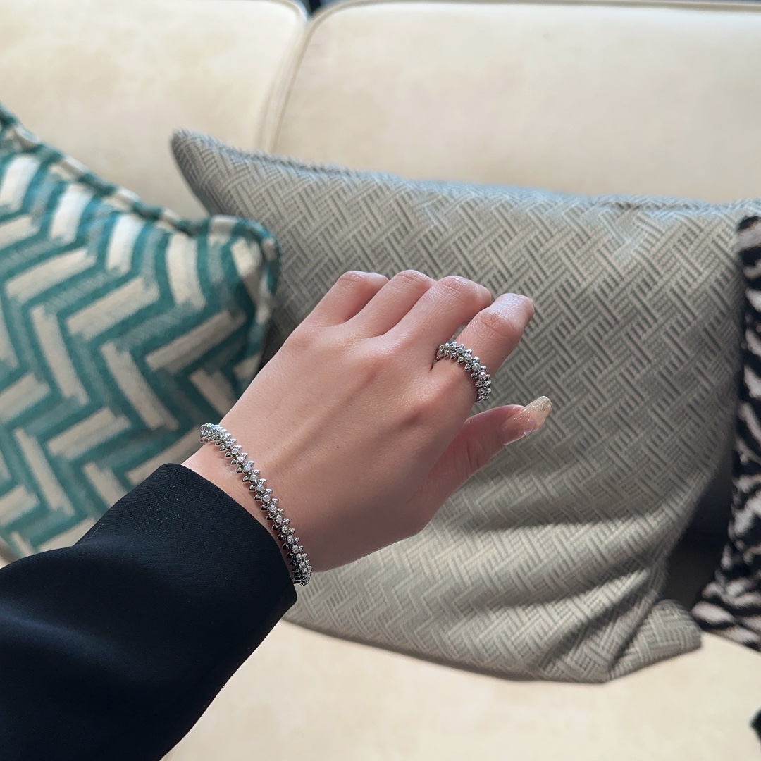 NO:765691,RH037# Tapered Diamond Bracelet Clash de Cartier Series Bracelet with rivets, balls, and square studs. Each ball can rotate. The design is very special and super durable. Thick 18k white gold plated fashion personality item, cartier, bracelet, Cartier high-end jewelry19860909RH037#尖锥镶钻手镯 Clash de Cartier 系列 铆钉、滚珠、方形饰钉的手镯,每一颗滚珠都能转动款式设计很特别超级耐看厚镀18k白金时尚个性单品,,cartier,bracelet,卡迪亚高端饰品,Jewelry