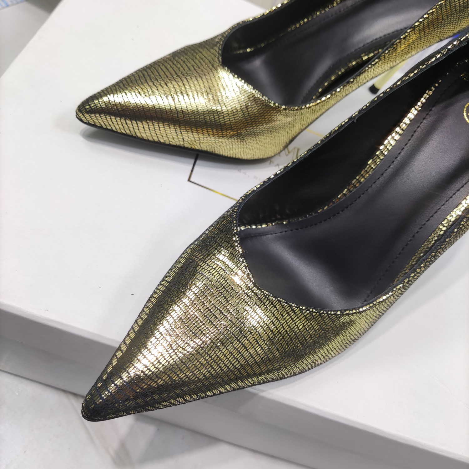 “Bal*ain Spring 2023 Collection: High-Quality Lizard Skin Heels and Shoes” - 图片 3