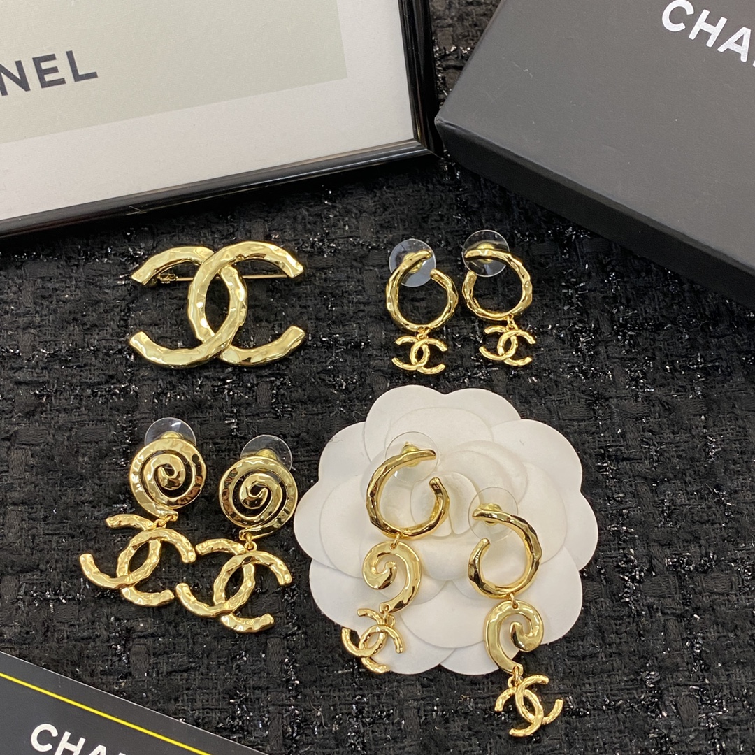  编码E1772   
🛍小香耳钉热销款火爆上新❣
🛍同步专柜‼️独家高端品质实拍图‼️代购级别‼️做工