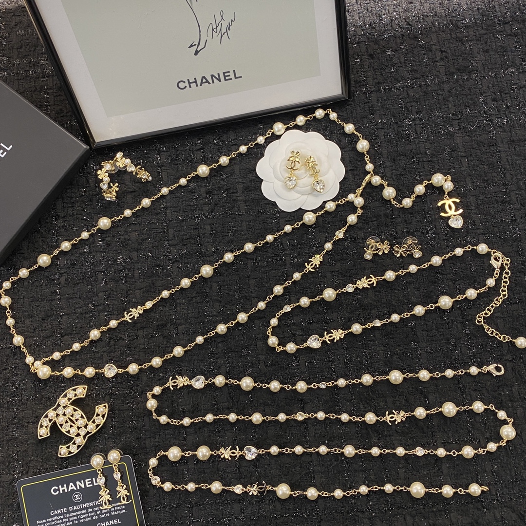  编码E1818  
🛍香家耳钉热销款火爆上新❣
🛍同步专柜‼独家高端品质实拍图‼代购级别‼做工精致细腻