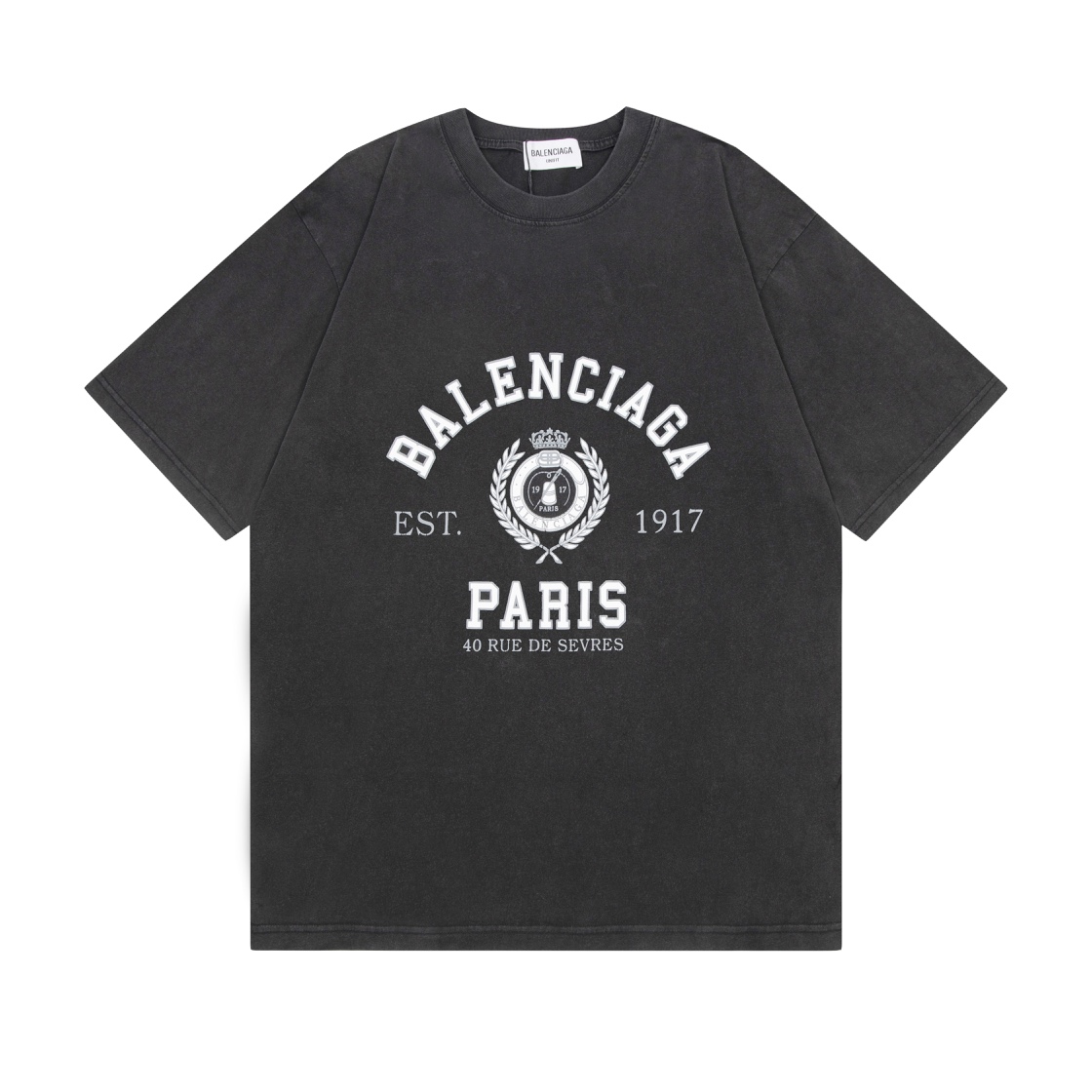 P82 Foto de detalle [Versión superior. Calidad de sitio web oficial] BALENCI*GA/París. Camiseta de manga corta con esta…