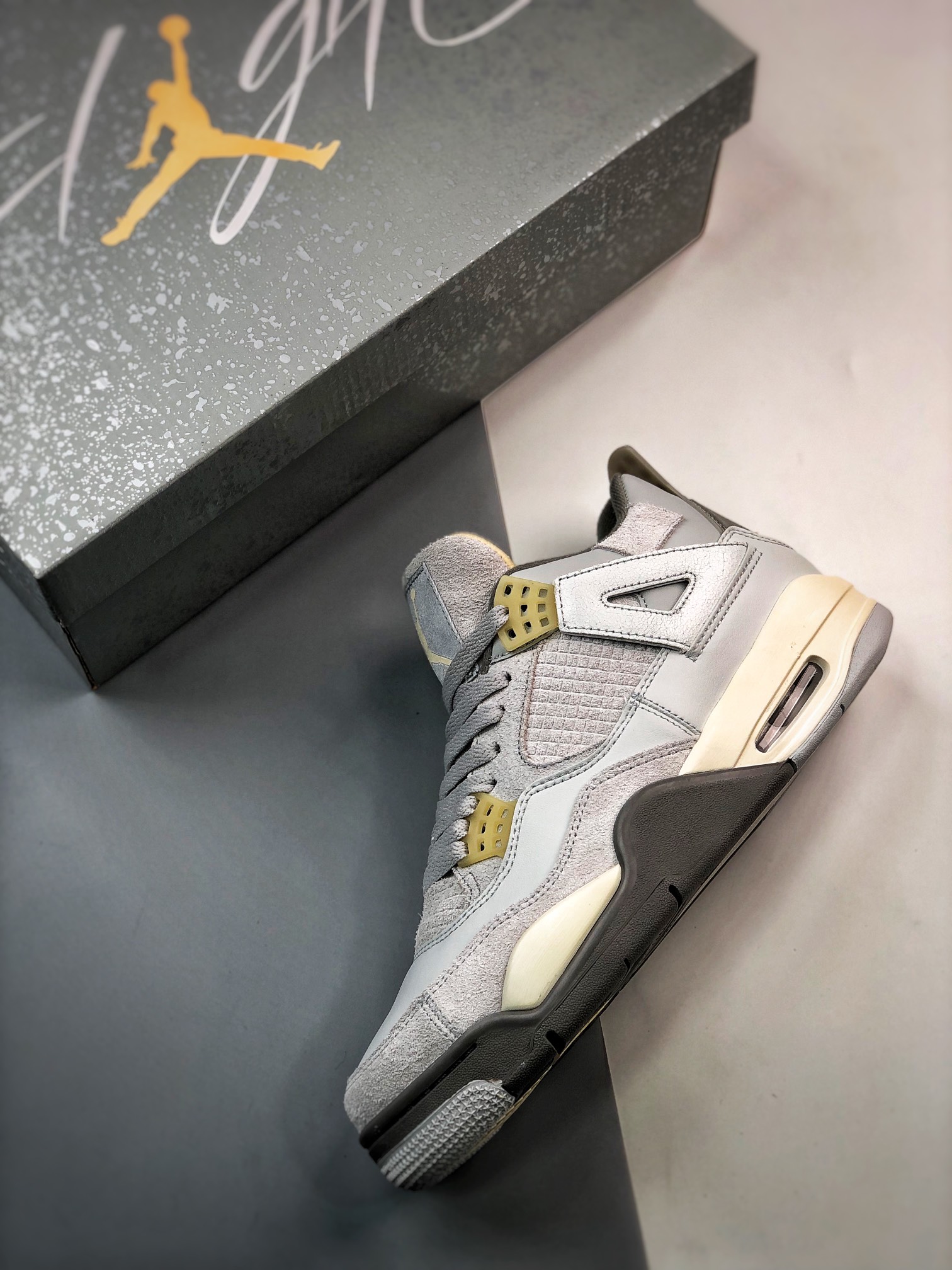 300 Air Jordan 4 Retro SE “Craft” 灰兔子配色DV3742-021
