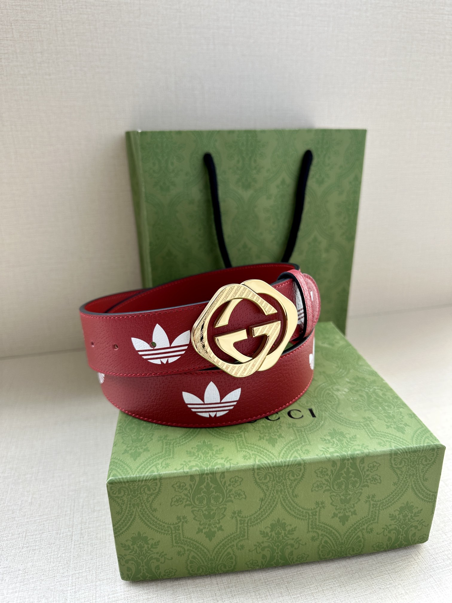 宽带4.0cmGUCCI作为adidasxGucci联名系列之一这款皮革腰带饰有GucciTrefoil