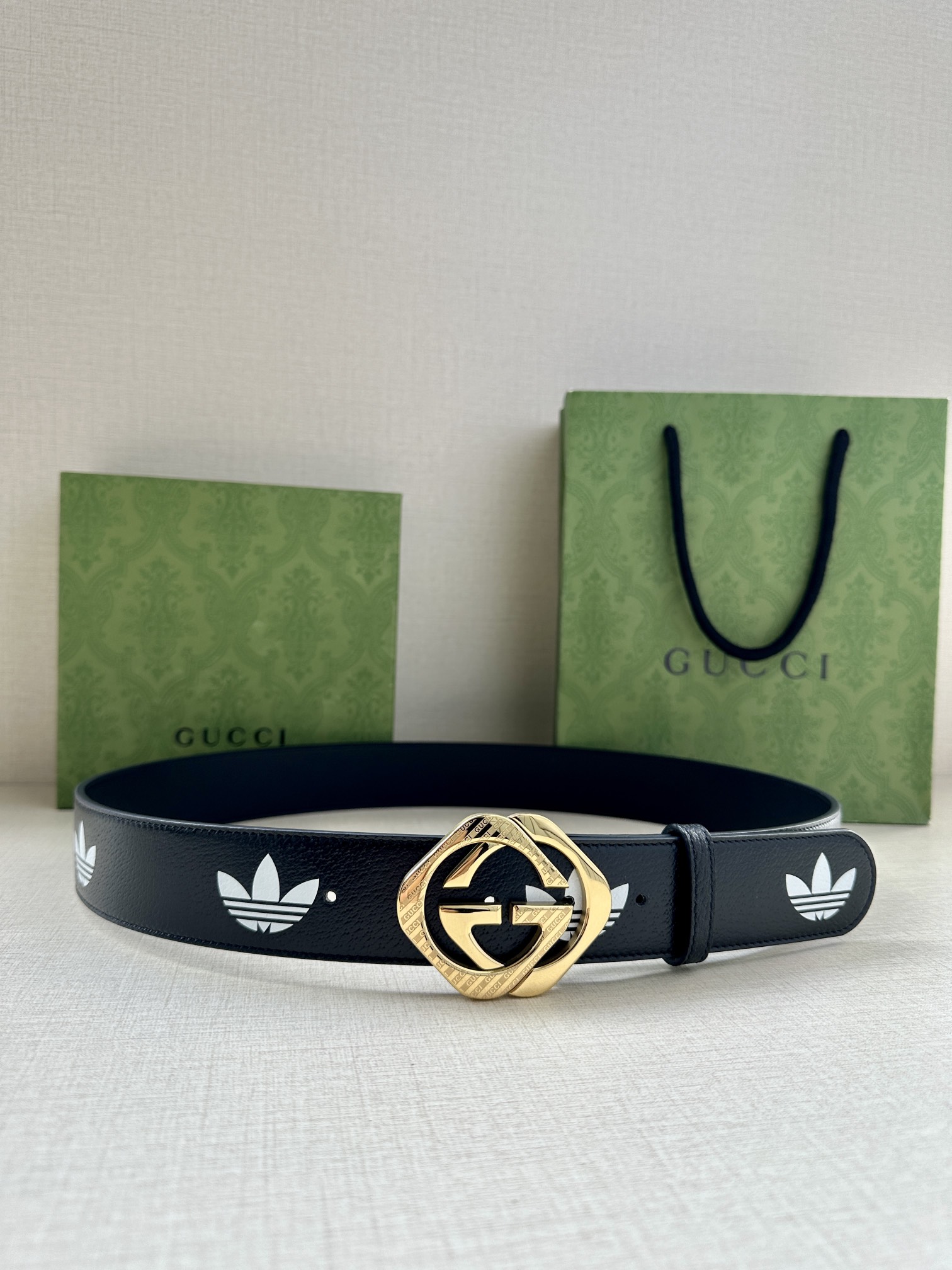 宽带4.0cmGUCCI作为adidasxGucci联名系列之一这款皮革腰带饰有GucciTrefoil