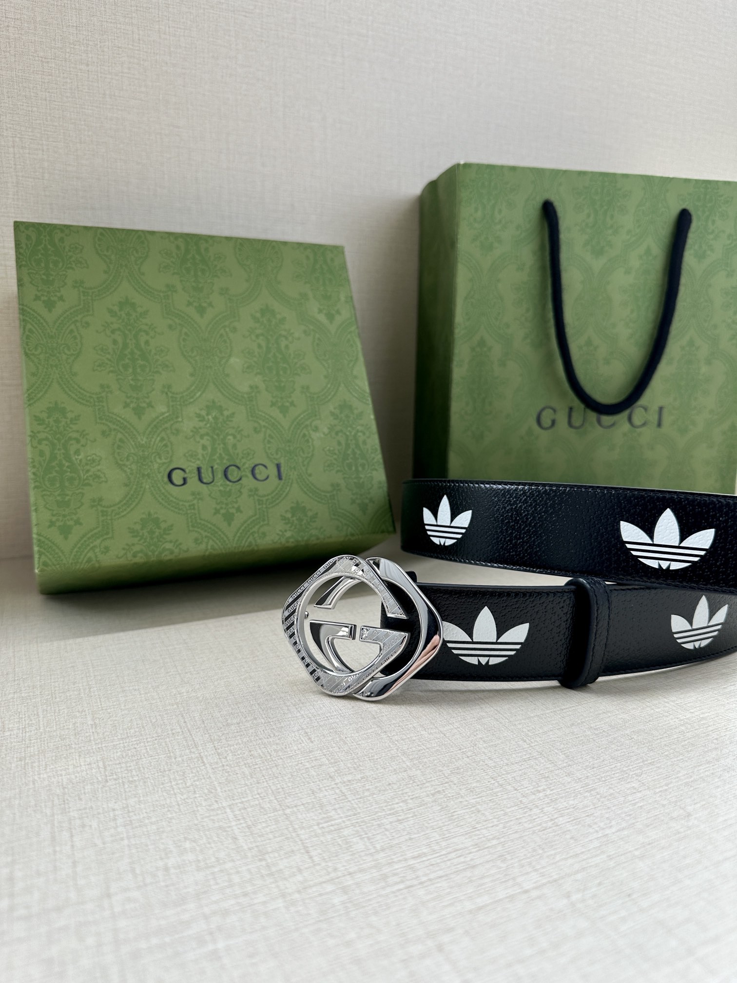 宽带4.0cmGUCCI作为adidasxGucci联名系列之一这款皮革腰带饰有GucciTrefoil