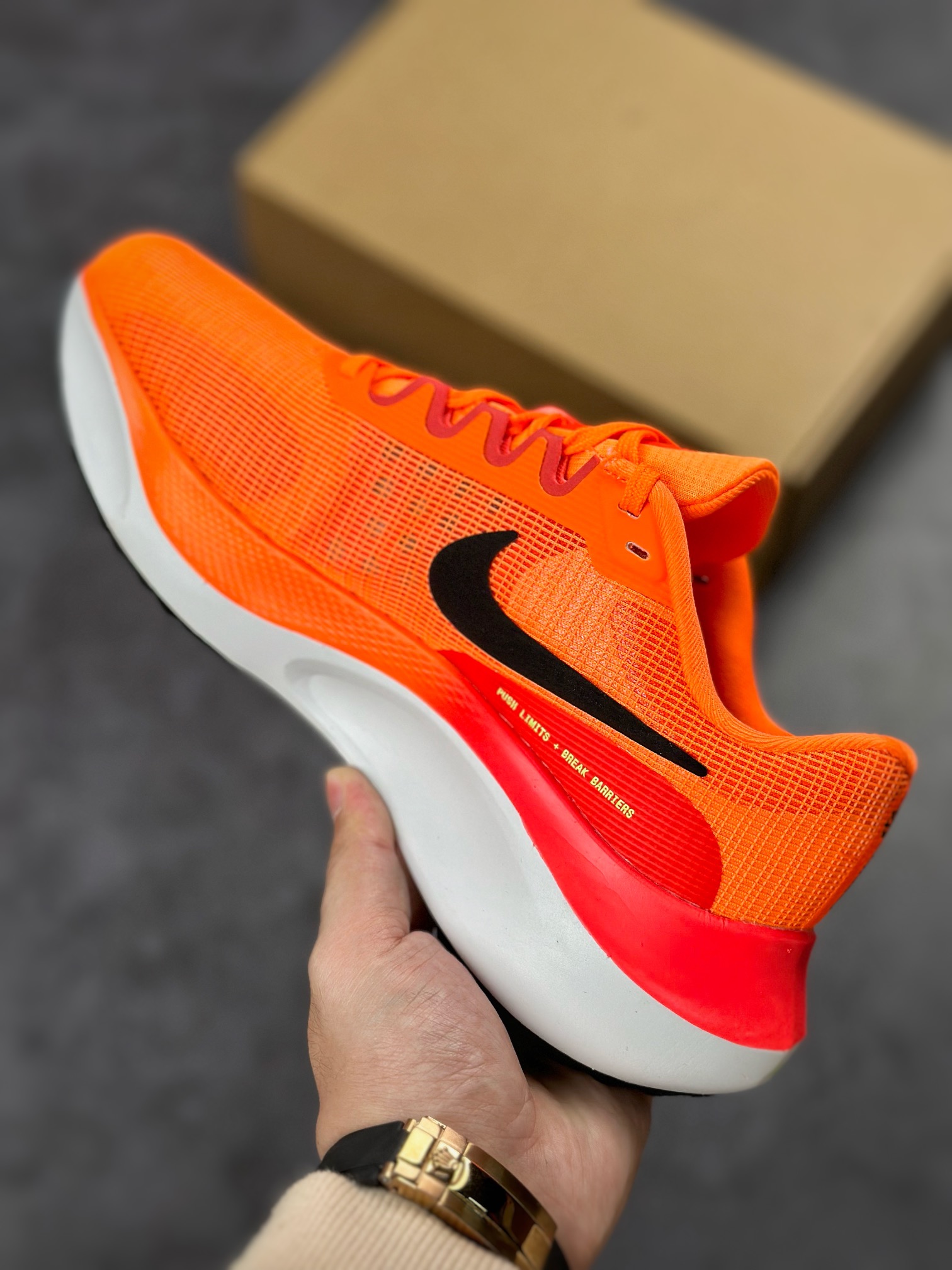 290 耐克 Nike Zoom Fly 5超轻男子跑步鞋  DM8968-800