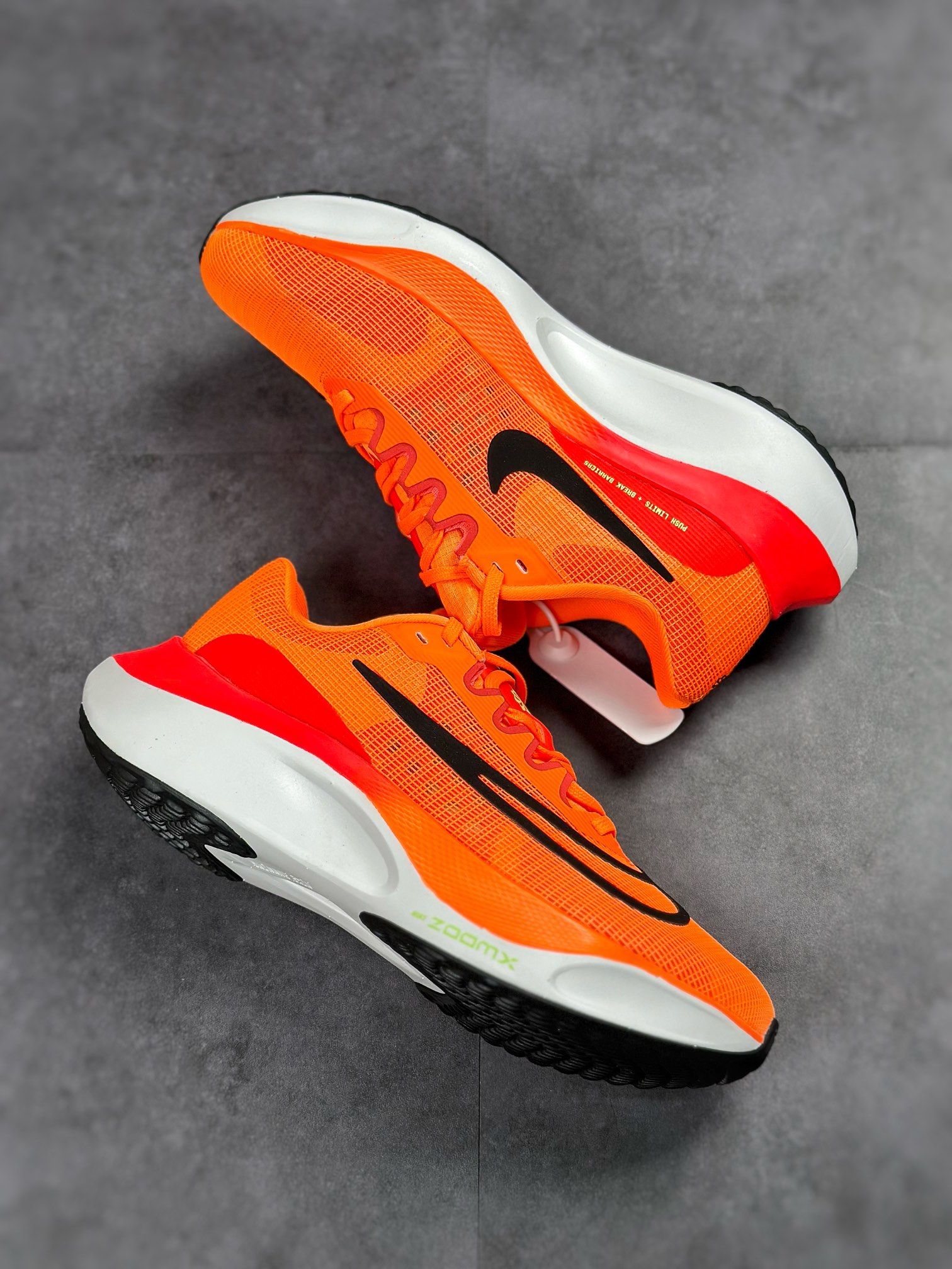 290 耐克 Nike Zoom Fly 5超轻男子跑步鞋  DM8968-800