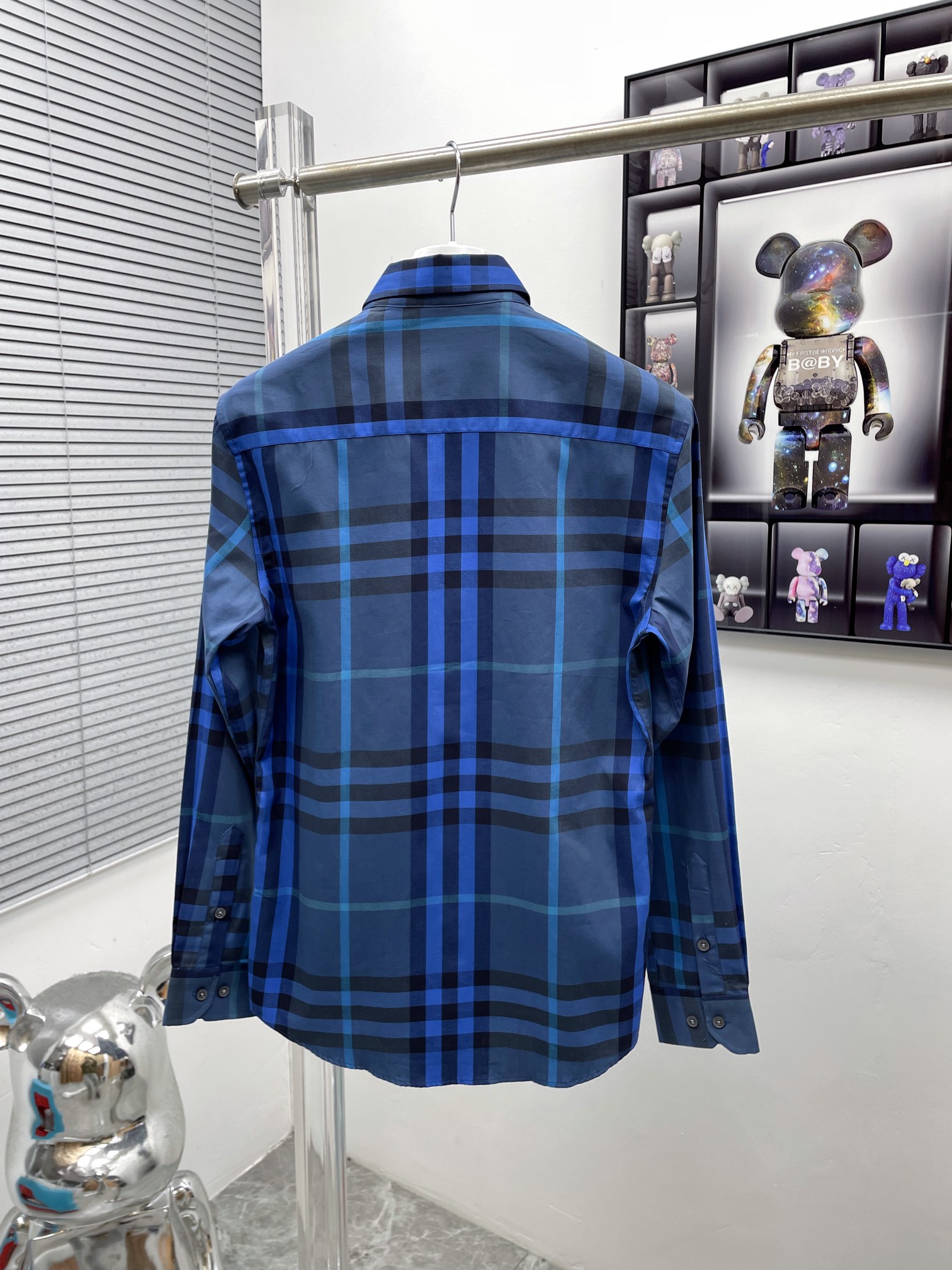 Luxury Blue Burberry Shirt with Laser-Cut Details and Imported Resin Buttons - 图片 2