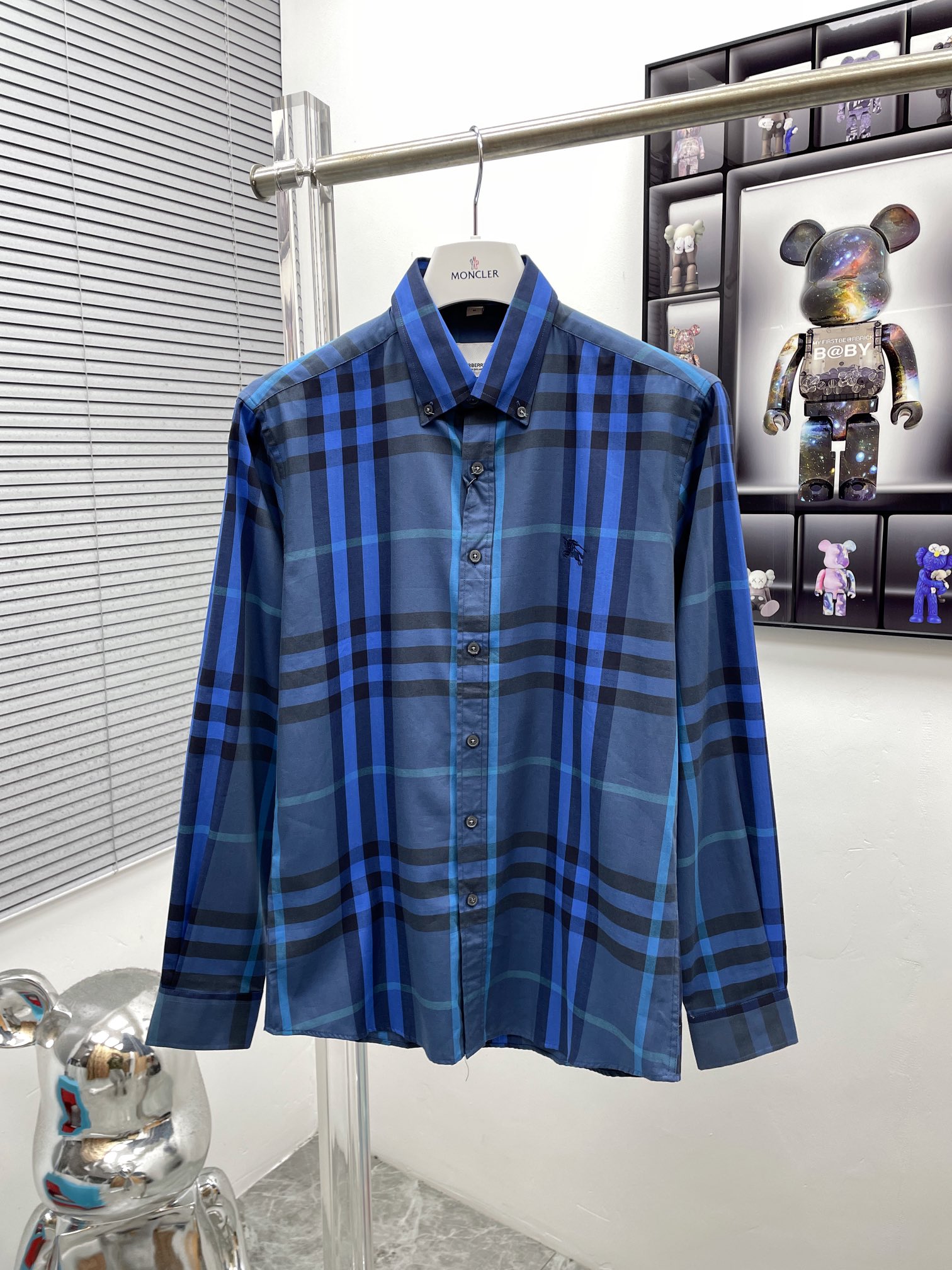 Luxury Blue Burberry Shirt with Laser-Cut Details and Imported Resin Buttons - 图片 1