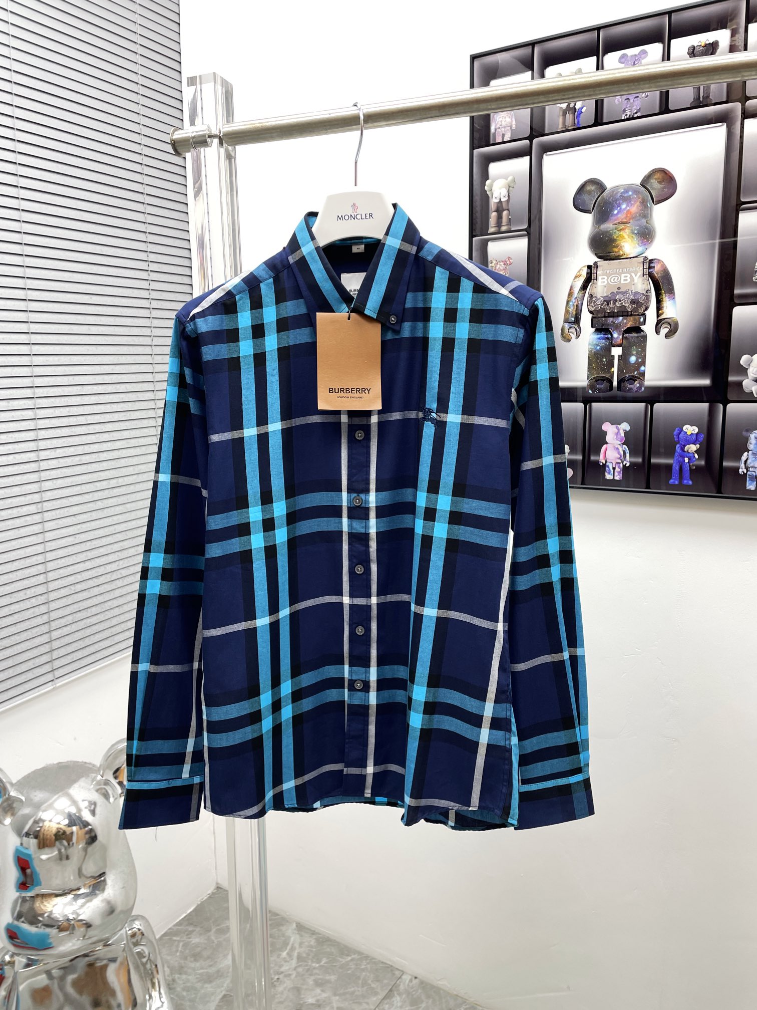 Luxury Blue Burberry Shirt with High-Density Fabric and Laser-Cut Details - 图片 1