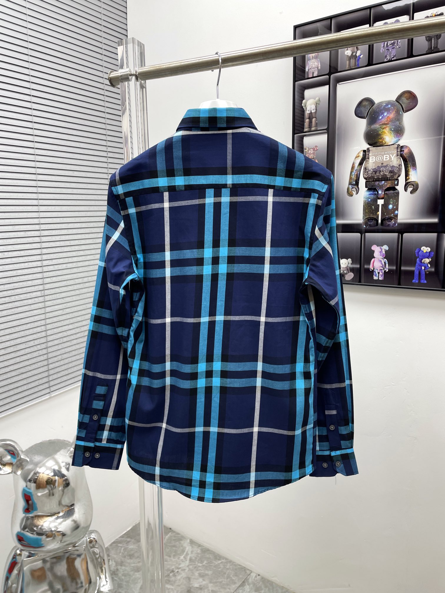 Luxury Blue Burberry Shirt with High-Density Fabric and Laser-Cut Details - 图片 2