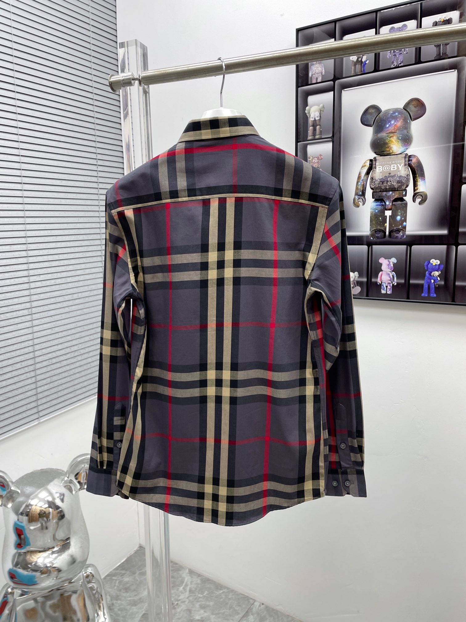 Luxury Blue Long-Sleeve Shirt with Premium Features: Pablo x Burberry Collaboration, Laser-Cut Details - 图片 2