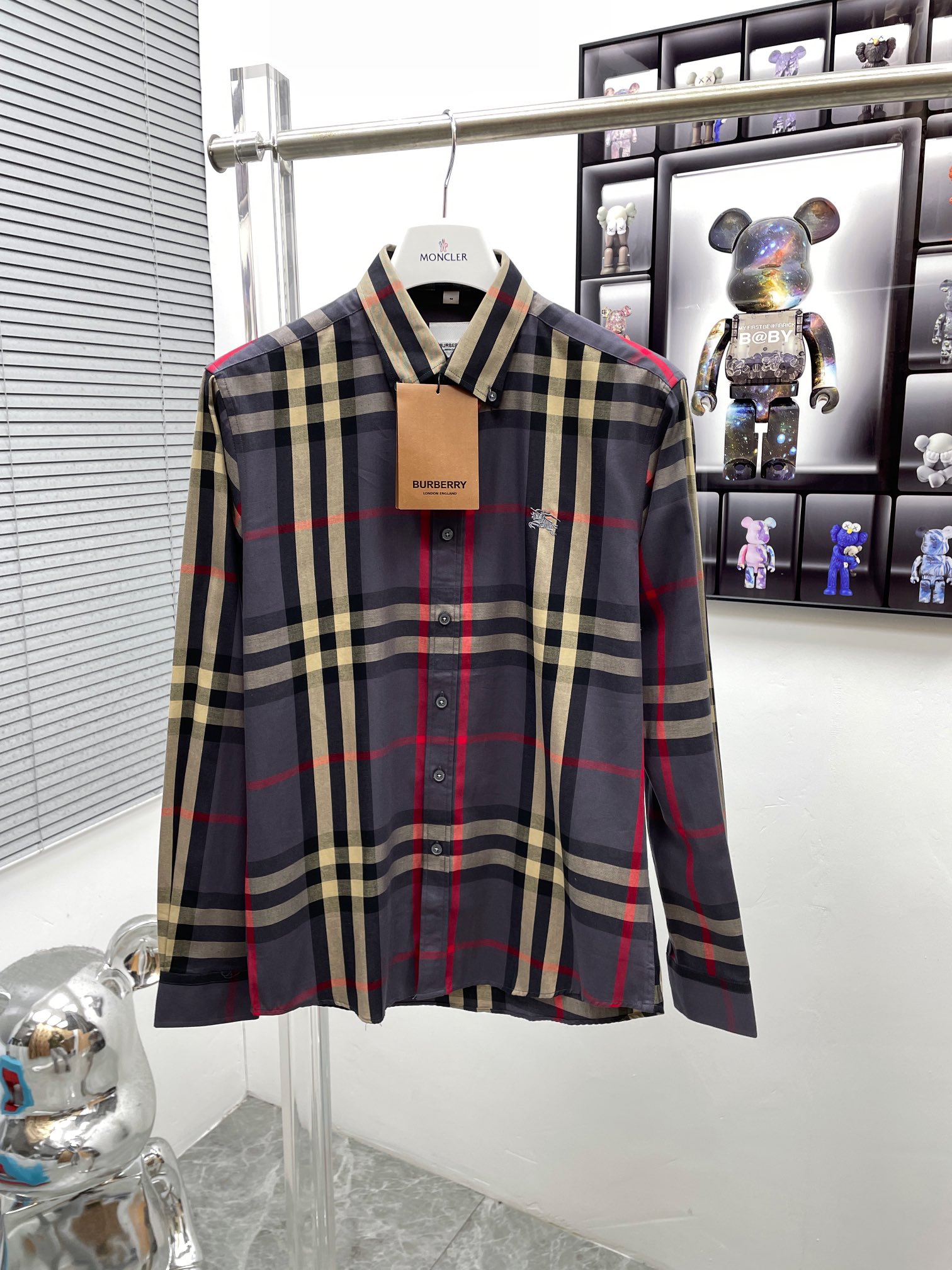 Luxury Blue Long-Sleeve Shirt with Premium Features: Pablo x Burberry Collaboration, Laser-Cut Details - 图片 1