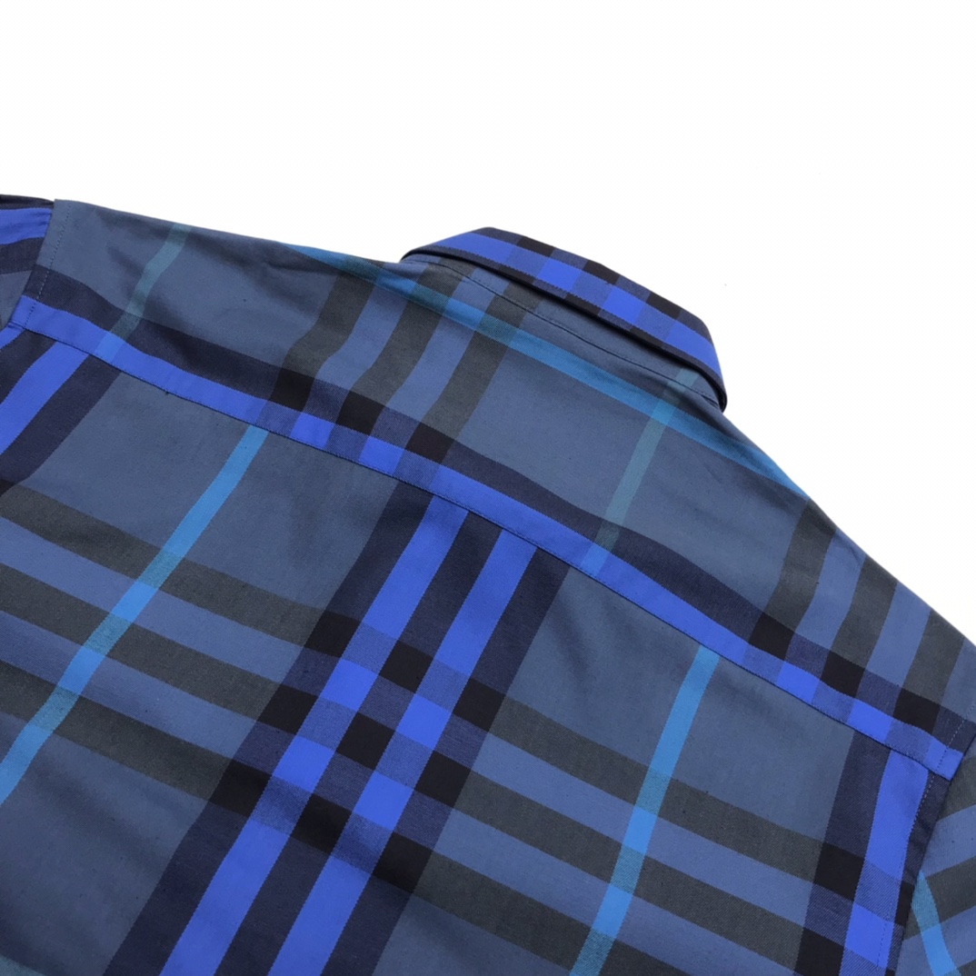Luxury Blue Burberry Shirt with Laser-Cut Details and Imported Resin Buttons - 图片 9