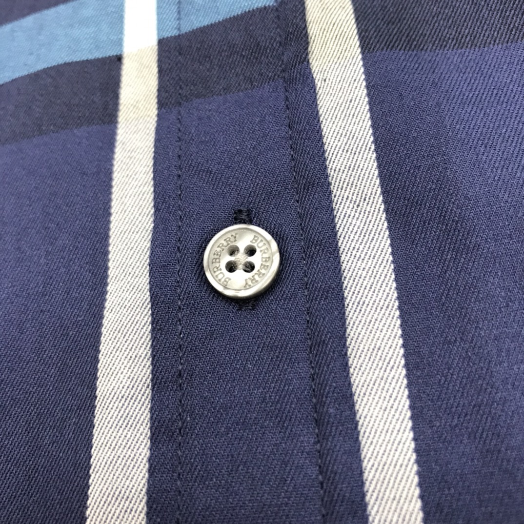 Luxury Blue Burberry Shirt with High-Density Fabric and Laser-Cut Details - 图片 6