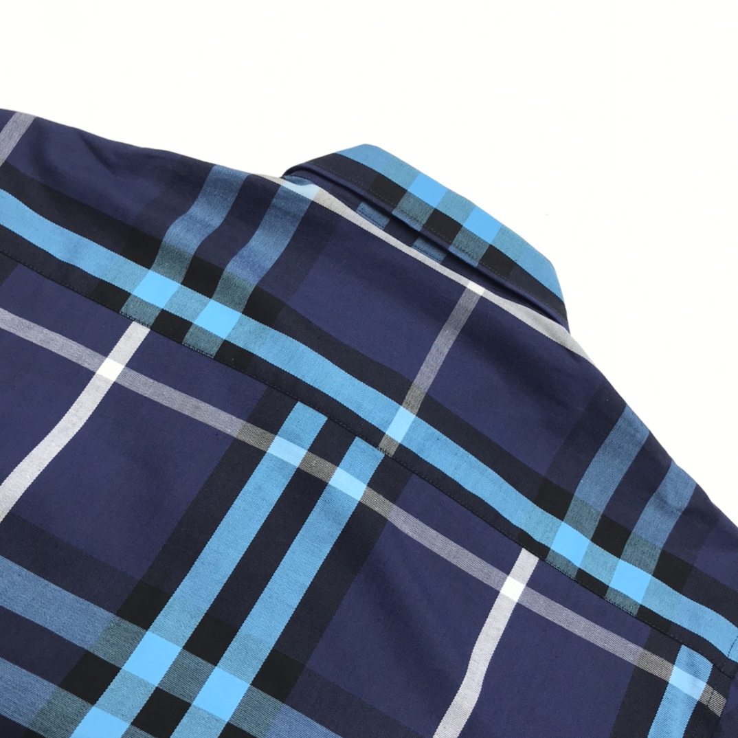 Luxury Blue Burberry Shirt with High-Density Fabric and Laser-Cut Details - 图片 9