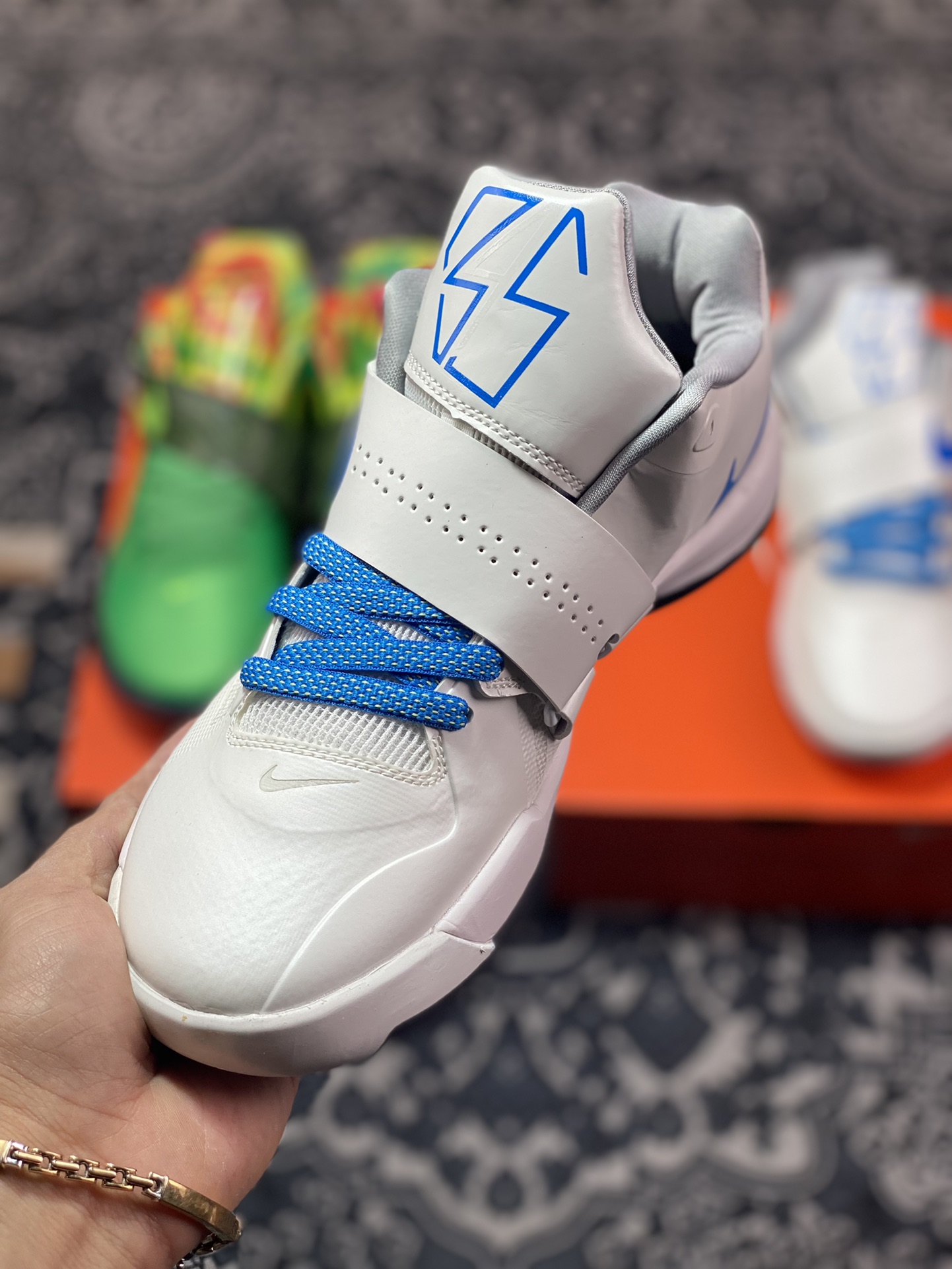 350  Nike KD 4 QS “Thunderstruck” 杜兰特 这双 Nike KD 4 QS “Thunderstruck” 为了纪念杜兰特首次杀入总决赛的出色表现，以简约的白蓝配色进行搭配，鞋面标志性的魔术贴绑带是最为经典的设计元素，镂空透气的工程网面鞋身，并搭载前掌 Zoom Air 气垫，鞋舍的数字 35 与后跟 KD Logo，彰显出鞋子的身份 货号：AQ5103-100 尺码：39 40 40.5 41 42 42.5 43 44 44.5 45 46MC