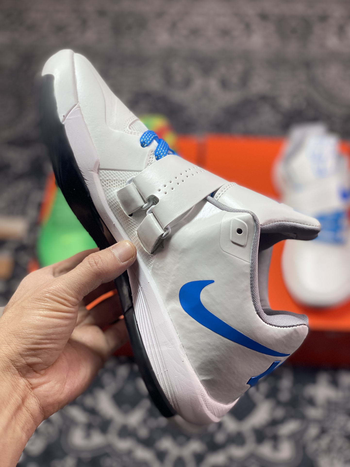 350  Nike KD 4 QS “Thunderstruck” 杜兰特 这双 Nike KD 4 QS “Thunderstruck” 为了纪念杜兰特首次杀入总决赛的出色表现，以简约的白蓝配色进行搭配，鞋面标志性的魔术贴绑带是最为经典的设计元素，镂空透气的工程网面鞋身，并搭载前掌 Zoom Air 气垫，鞋舍的数字 35 与后跟 KD Logo，彰显出鞋子的身份 货号：AQ5103-100 尺码：39 40 40.5 41 42 42.5 43 44 44.5 45 46MC