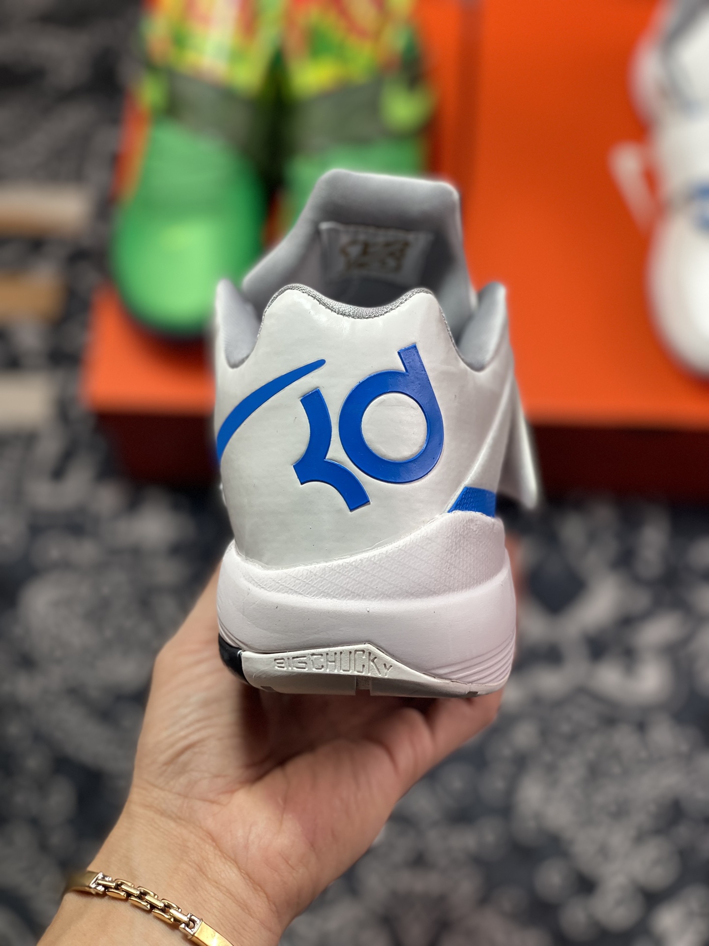 350  Nike KD 4 QS “Thunderstruck” 杜兰特 这双 Nike KD 4 QS “Thunderstruck” 为了纪念杜兰特首次杀入总决赛的出色表现，以简约的白蓝配色进行搭配，鞋面标志性的魔术贴绑带是最为经典的设计元素，镂空透气的工程网面鞋身，并搭载前掌 Zoom Air 气垫，鞋舍的数字 35 与后跟 KD Logo，彰显出鞋子的身份 货号：AQ5103-100 尺码：39 40 40.5 41 42 42.5 43 44 44.5 45 46MC