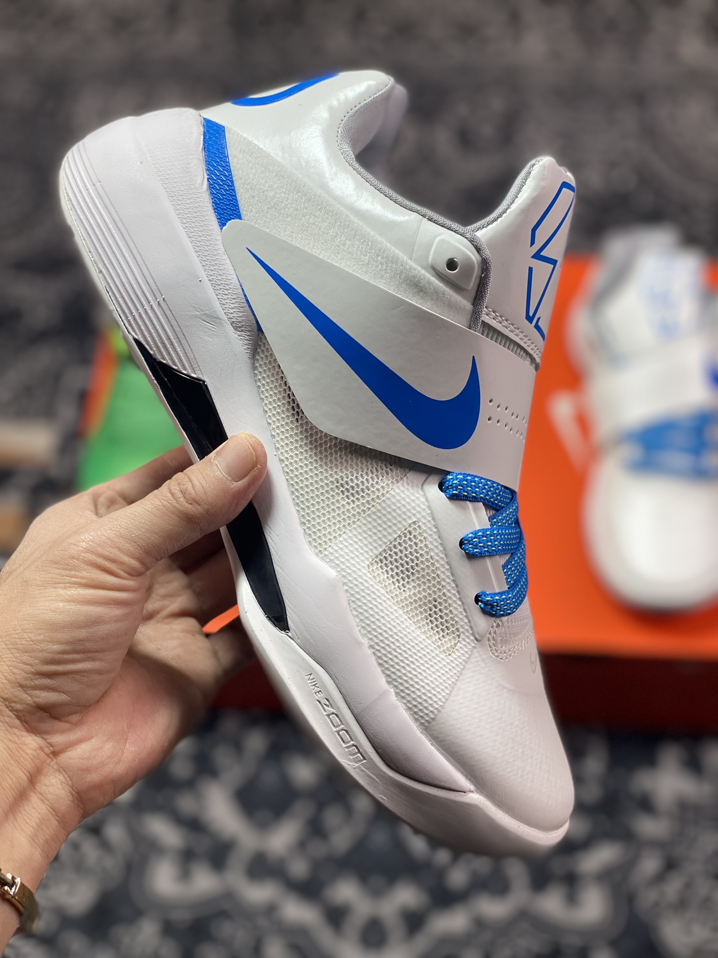 350  Nike KD 4 QS “Thunderstruck” 杜兰特 这双 Nike KD 4 QS “Thunderstruck” 为了纪念杜兰特首次杀入总决赛的出色表现，以简约的白蓝配色进行搭配，鞋面标志性的魔术贴绑带是最为经典的设计元素，镂空透气的工程网面鞋身，并搭载前掌 Zoom Air 气垫，鞋舍的数字 35 与后跟 KD Logo，彰显出鞋子的身份 货号：AQ5103-100 尺码：39 40 40.5 41 42 42.5 43 44 44.5 45 46MC