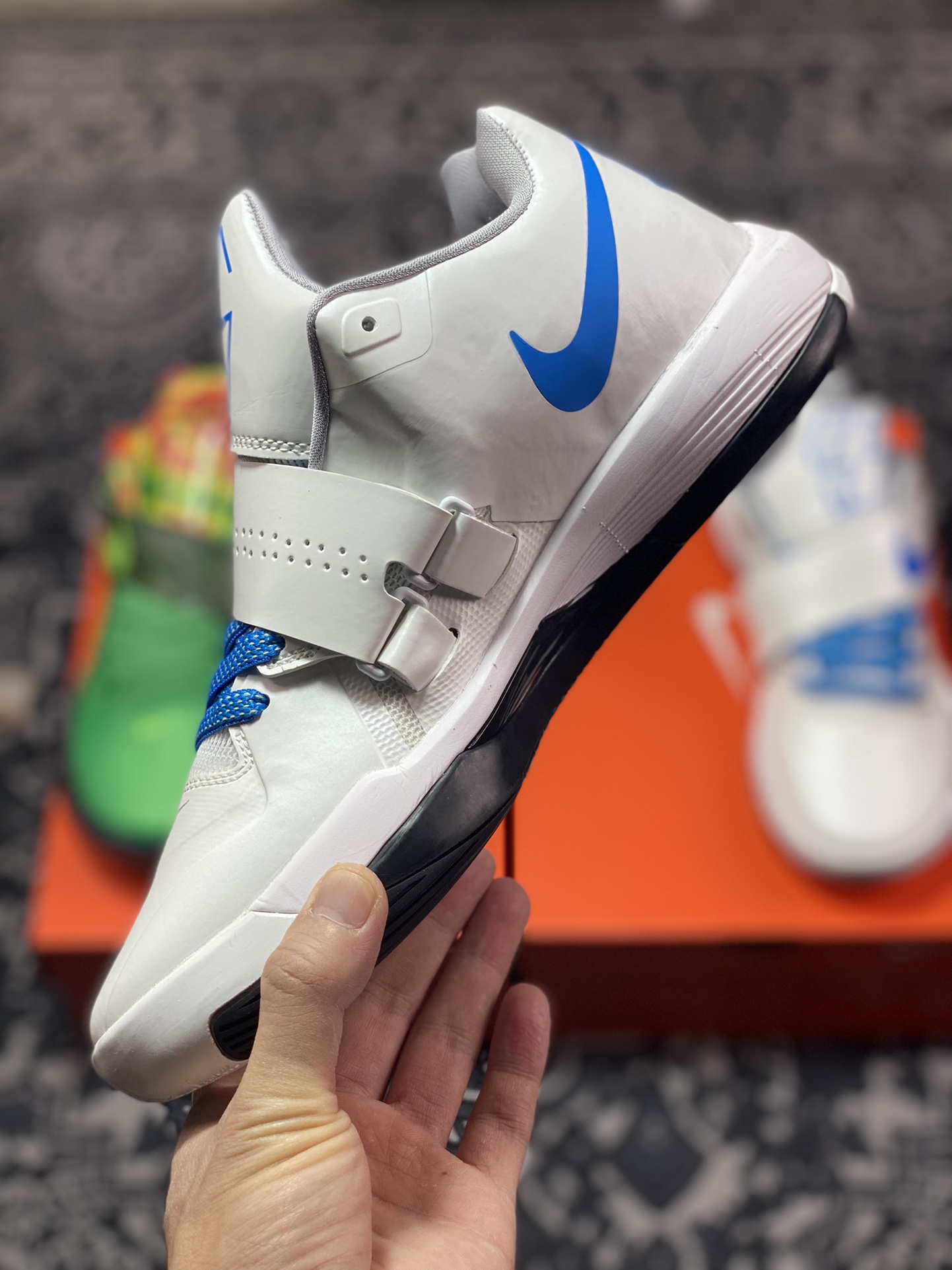 350  Nike KD 4 QS “Thunderstruck” 杜兰特 这双 Nike KD 4 QS “Thunderstruck” 为了纪念杜兰特首次杀入总决赛的出色表现，以简约的白蓝配色进行搭配，鞋面标志性的魔术贴绑带是最为经典的设计元素，镂空透气的工程网面鞋身，并搭载前掌 Zoom Air 气垫，鞋舍的数字 35 与后跟 KD Logo，彰显出鞋子的身份 货号：AQ5103-100 尺码：39 40 40.5 41 42 42.5 43 44 44.5 45 46MC