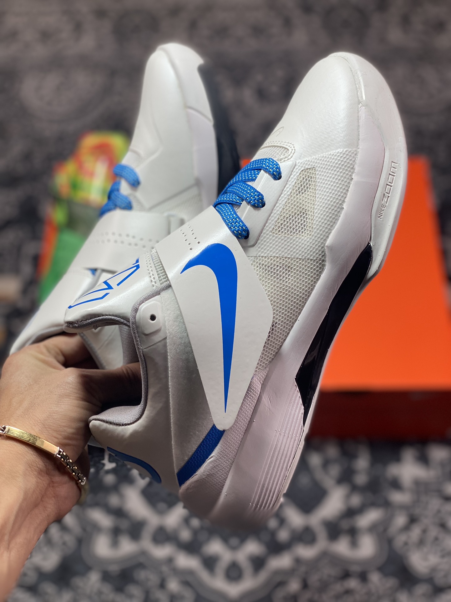 350  Nike KD 4 QS “Thunderstruck” 杜兰特 这双 Nike KD 4 QS “Thunderstruck” 为了纪念杜兰特首次杀入总决赛的出色表现，以简约的白蓝配色进行搭配，鞋面标志性的魔术贴绑带是最为经典的设计元素，镂空透气的工程网面鞋身，并搭载前掌 Zoom Air 气垫，鞋舍的数字 35 与后跟 KD Logo，彰显出鞋子的身份 货号：AQ5103-100 尺码：39 40 40.5 41 42 42.5 43 44 44.5 45 46MC