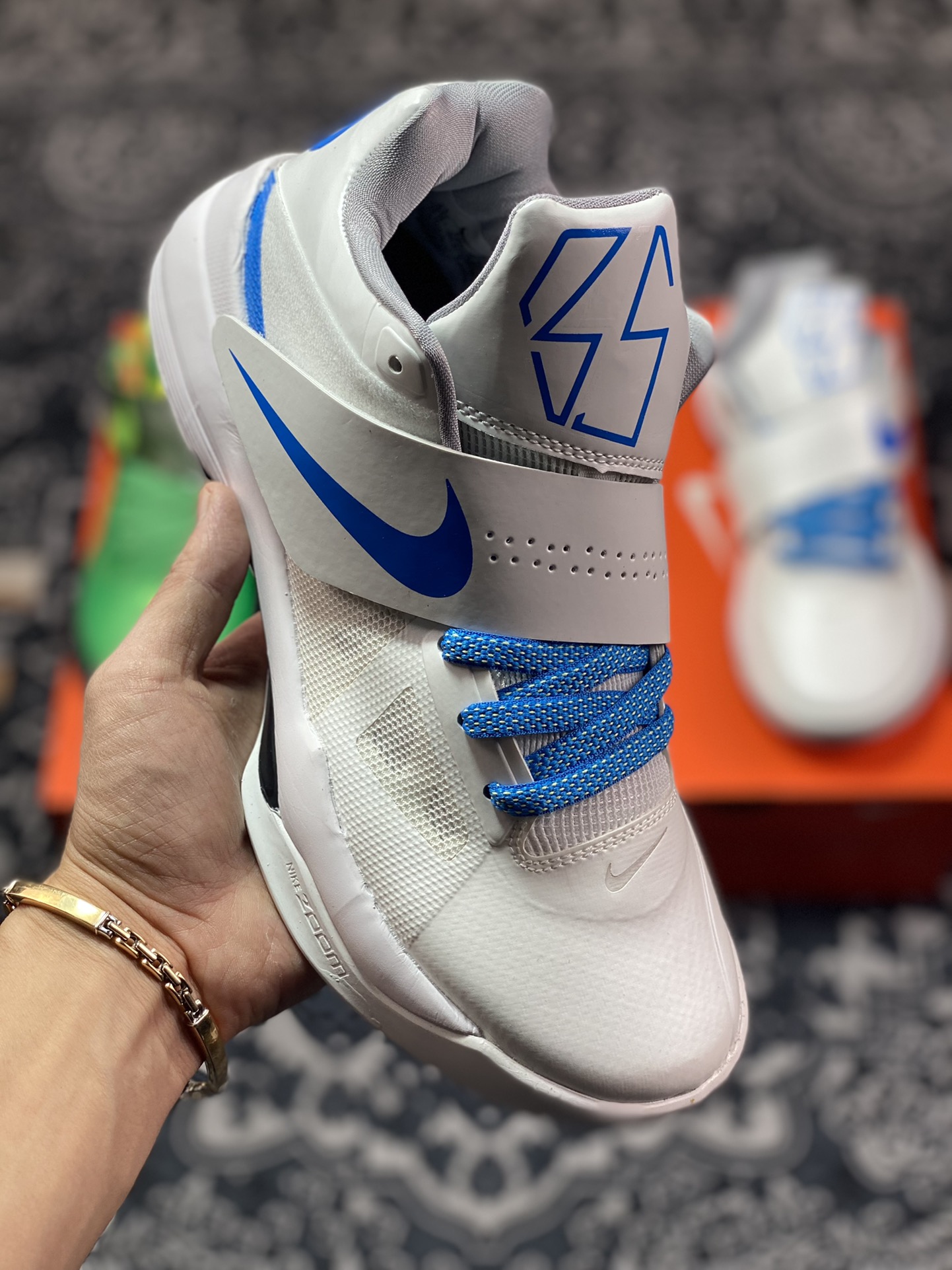 350  Nike KD 4 QS “Thunderstruck” 杜兰特 这双 Nike KD 4 QS “Thunderstruck” 为了纪念杜兰特首次杀入总决赛的出色表现，以简约的白蓝配色进行搭配，鞋面标志性的魔术贴绑带是最为经典的设计元素，镂空透气的工程网面鞋身，并搭载前掌 Zoom Air 气垫，鞋舍的数字 35 与后跟 KD Logo，彰显出鞋子的身份 货号：AQ5103-100 尺码：39 40 40.5 41 42 42.5 43 44 44.5 45 46MC