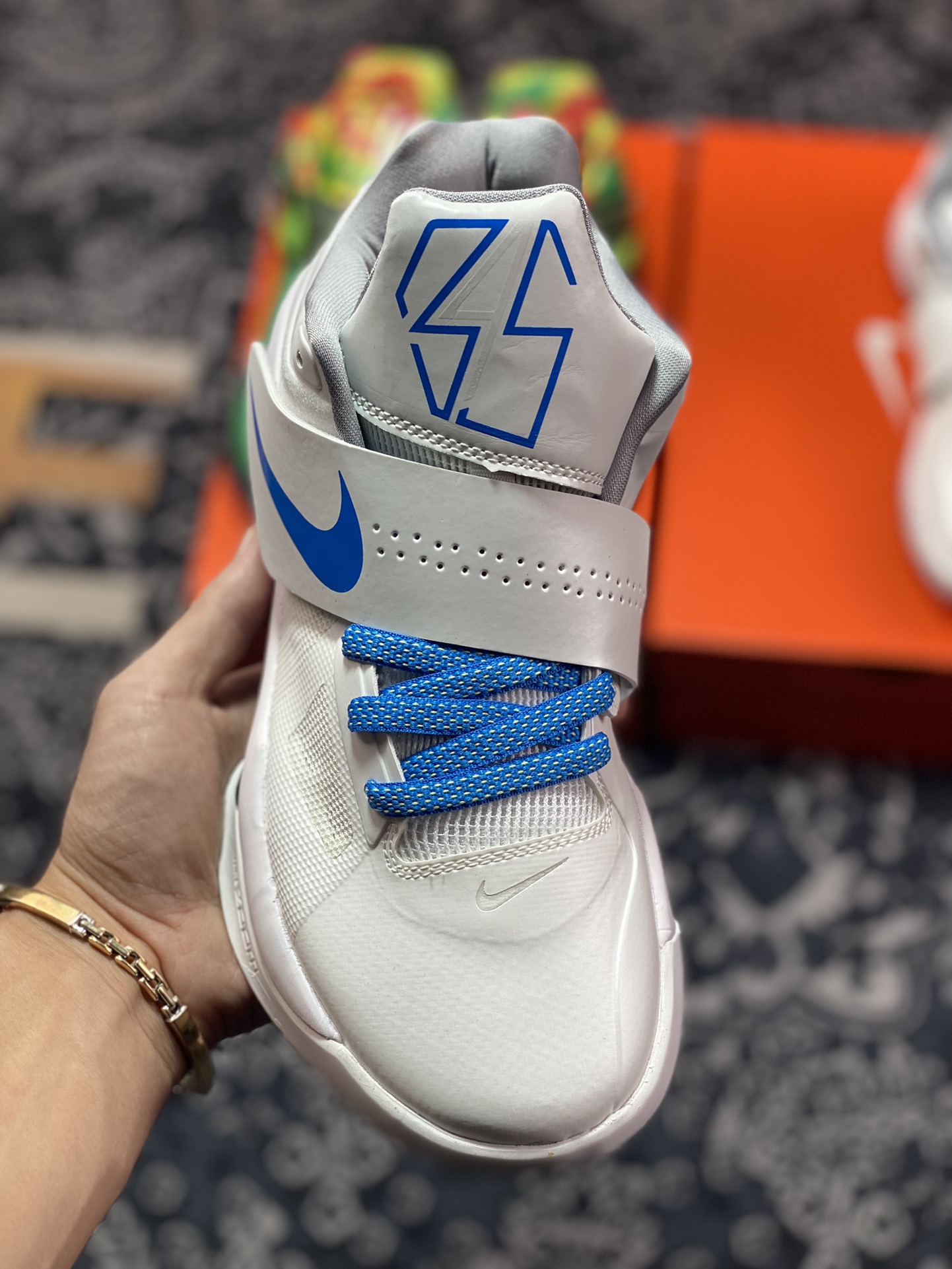 350  Nike KD 4 QS “Thunderstruck” 杜兰特 这双 Nike KD 4 QS “Thunderstruck” 为了纪念杜兰特首次杀入总决赛的出色表现，以简约的白蓝配色进行搭配，鞋面标志性的魔术贴绑带是最为经典的设计元素，镂空透气的工程网面鞋身，并搭载前掌 Zoom Air 气垫，鞋舍的数字 35 与后跟 KD Logo，彰显出鞋子的身份 货号：AQ5103-100 尺码：39 40 40.5 41 42 42.5 43 44 44.5 45 46MC