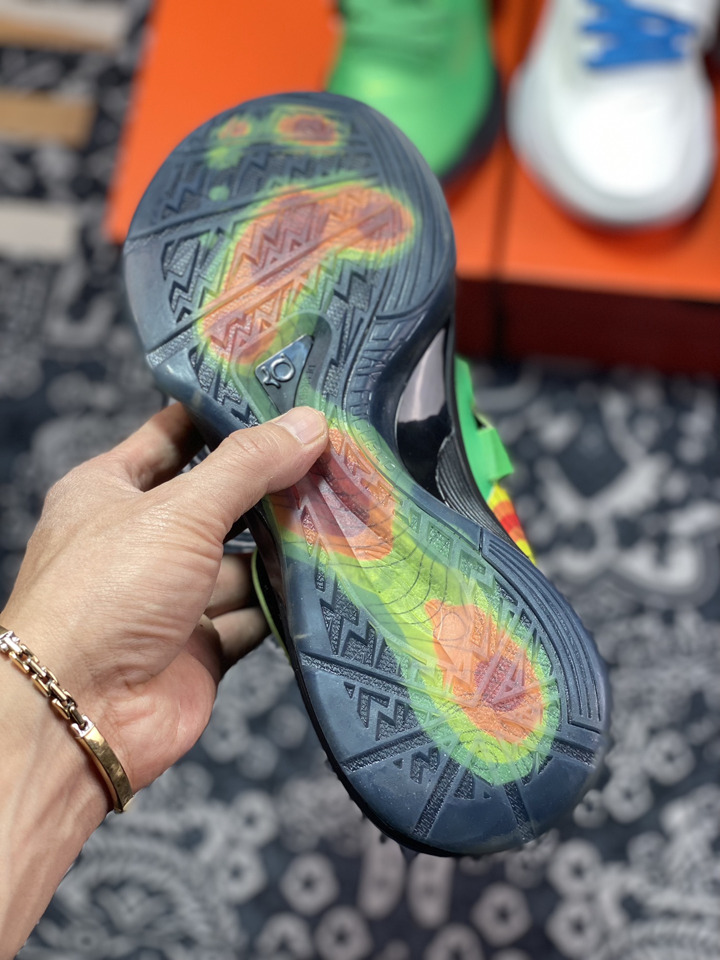 350 Nike KD 4 QS 杜兰特 这双 Nike KD 4 QS “Thunderstruck” 473679-303