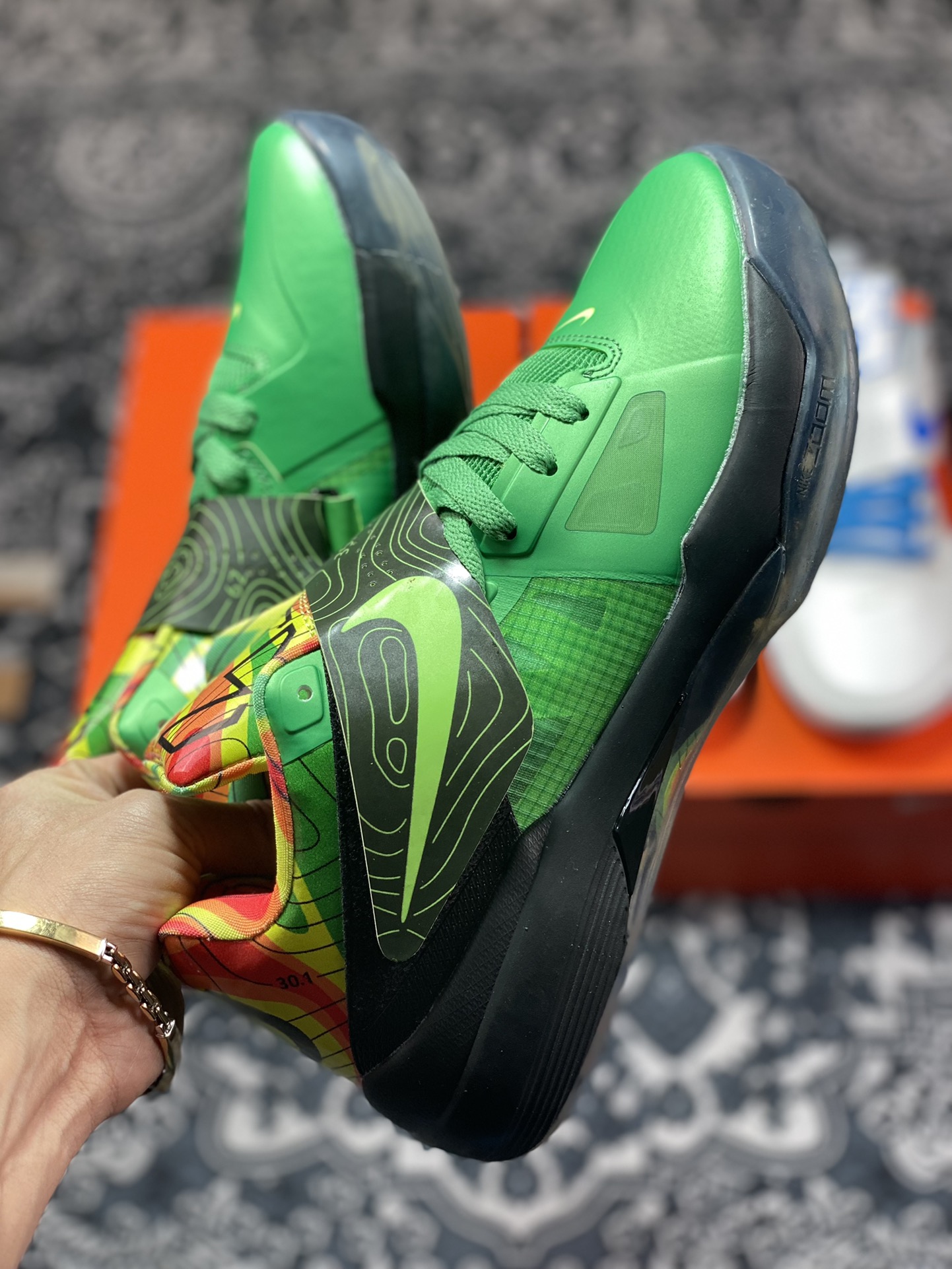 350 Nike KD 4 QS 杜兰特 这双 Nike KD 4 QS “Thunderstruck” 473679-303