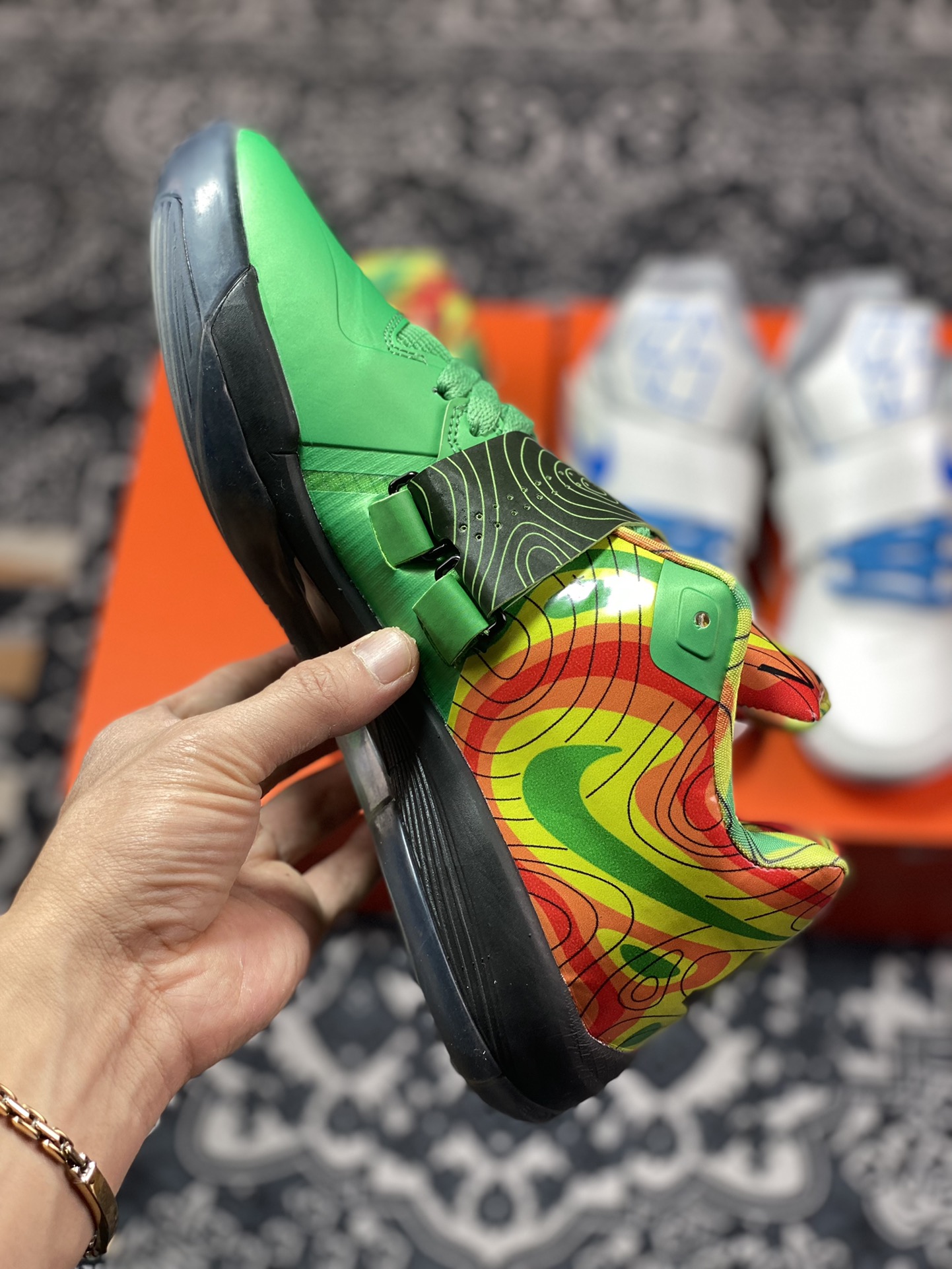 350 Nike KD 4 QS 杜兰特 这双 Nike KD 4 QS “Thunderstruck” 473679-303