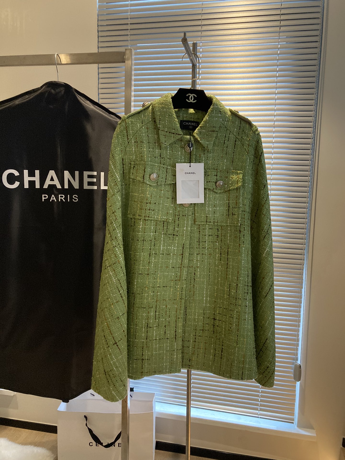 NO:638352,[Quality] CHAN&L Xiaoxiangfeng celebrity style woolen wool cape. Royal houndstooth woolen gold silk fabric. The original price is much. The upper body is really full of temperament. The temperament is really perfect. I really fell in love at first sight. One size fits all. Bust 106. Length 80. Bonus flash sale for only 499, special price. No refunds, no exchanges, no free shipping, chanel, alexander wang19860909【品质】CHAN&L 小香风名媛风粗纺羊毛斗篷 皇家千鸟格粗纺金丝面料 原价多 上身真的气质满满 气质这款真的拿捏的太完美了 真的一眼就爱了 均码 胸围106 衣长80 福利秒杀仅售499,特价 不退不换不包邮,chanel,alexander wang,Women's clothing