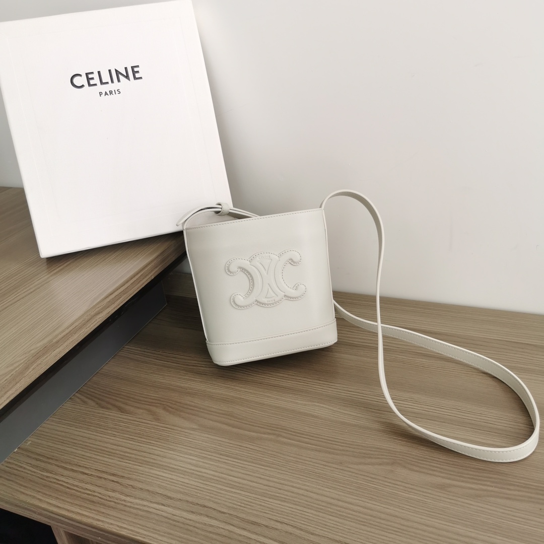 NO:340797,Genuine grade, new products in stock, CE has released a mini bucket. This mini is a mini version that follows the previous large relief bucket. The overall design is the same, but the size difference. This mini also has several fresher colors, including the New Year's limited color cherry blossom powder!  Cute and practical, and the weight is much lighter than that of a large size!  Cute and fashionable style, versatile, and the capacity is very sufficient for daily use. Model number 10L433 chalk white. Size 19.5 X 16 X 7CM (with original packaging), Celine, celine19860909正品级 新品现货 CE新出迷你水桶,这款迷你是继之前大号的浮雕水桶出的迷你版,整体设计一样,只是尺寸大小的区别.这款迷你还出了几个比较清新的颜色,其中也包括新年限定色樱花粉！ 可爱又实用,自重也比大号轻很多！ 风格可爱时髦款,百搭 容量日常出门使用很足够 款号10L433粉笔白 尺寸19.5 X 16 X 7CM（配原版包装）,赛琳,celine,Bag