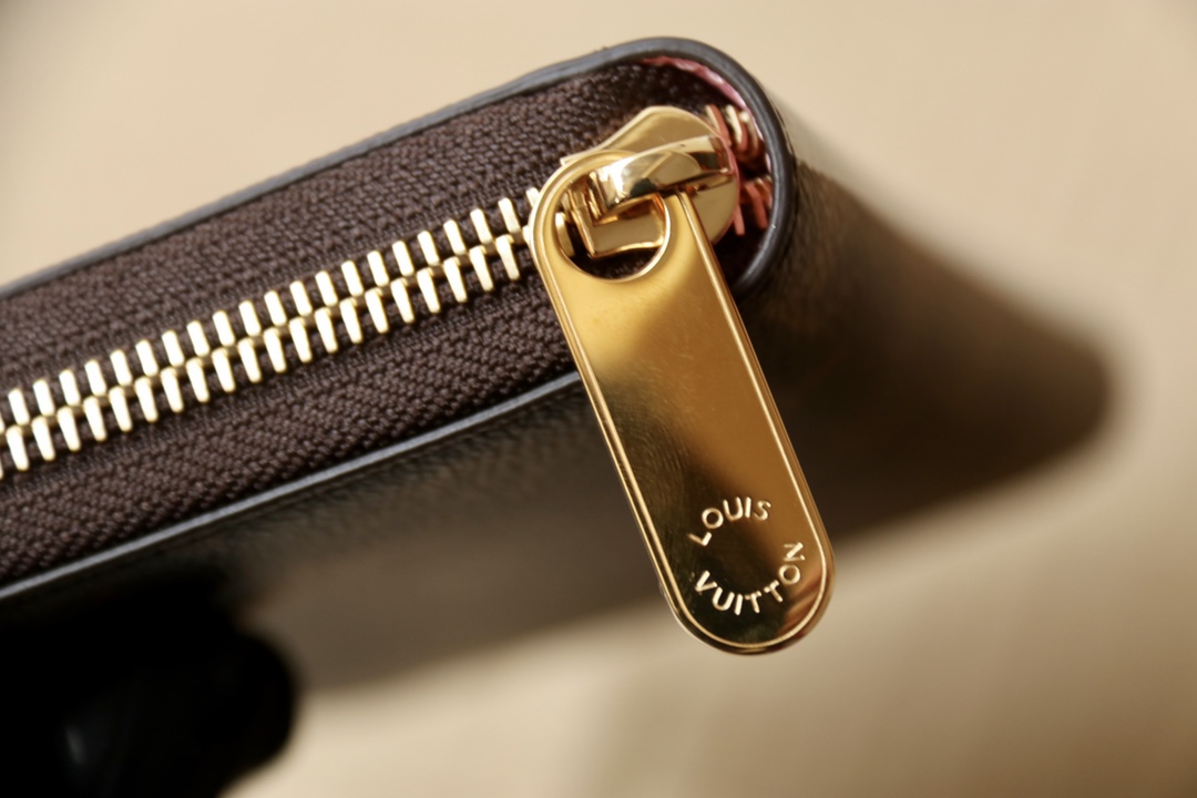 Louis Vuitton Vivienne Holidays 2022 系列推出限定款 Zippy 钱包 彰显路易威登的旅行传承