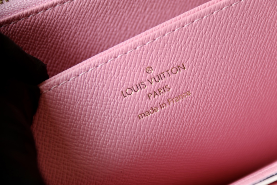 Louis Vuitton Vivienne Holidays 2022 系列推出限定款 Zippy 钱包 彰显路易威登的旅行传承