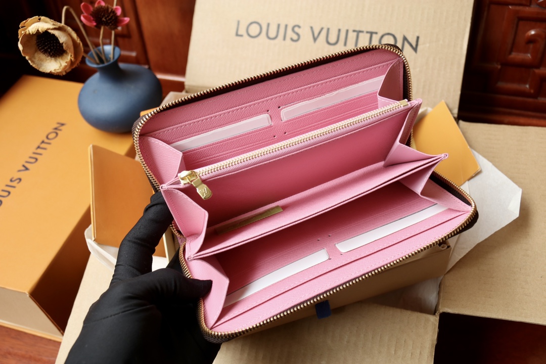 Louis Vuitton Vivienne Holidays 2022 系列推出限定款 Zippy 钱包 彰显路易威登的旅行传承