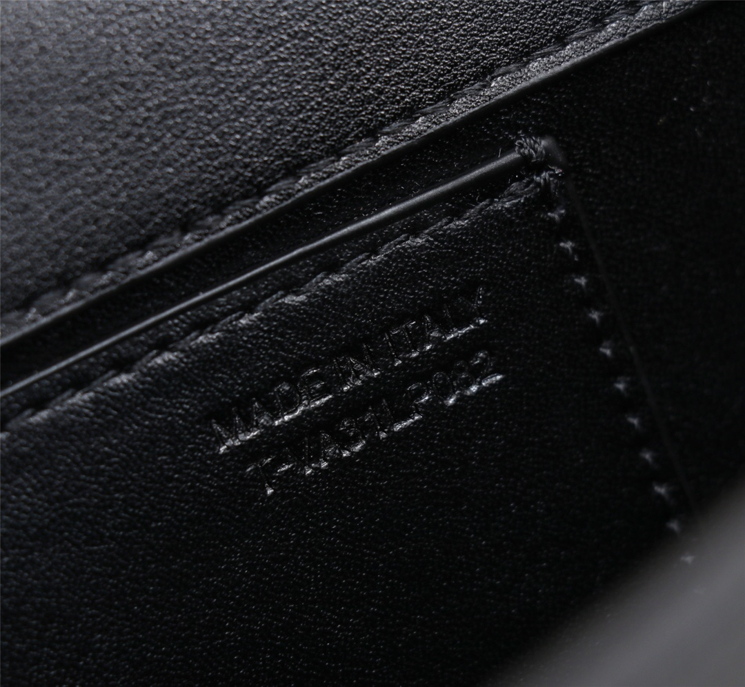 全新valent**** Garavani #Loco 手袋，为你点亮新年造型灵感。·金属链条和细腻皮革