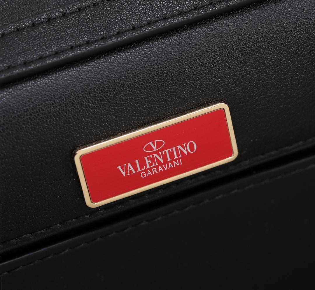 全新valent**** Garavani #Loco 手袋，为你点亮新年造型灵感。·金属链条和细腻皮革