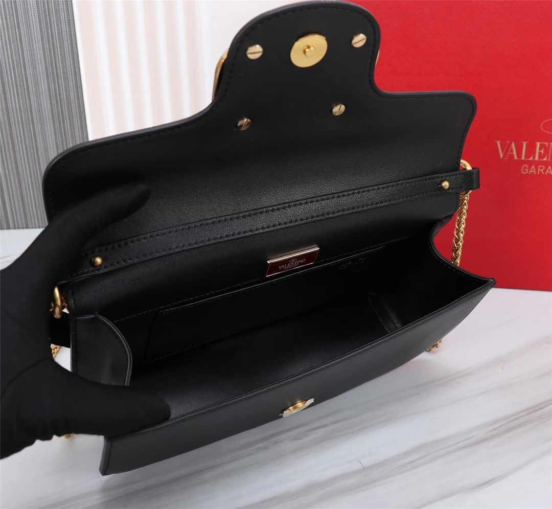 全新valent**** Garavani #Loco 手袋，为你点亮新年造型灵感。·金属链条和细腻皮革