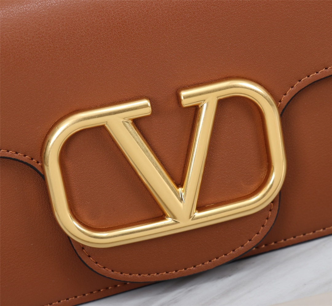 全新valent**** Garavani #Loco 手袋，为你点亮新年造型灵感。·金属链条和细腻皮革