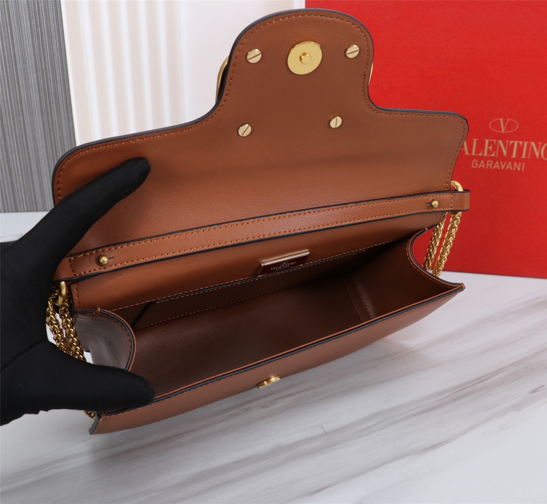 全新valent**** Garavani #Loco 手袋，为你点亮新年造型灵感。·金属链条和细腻皮革