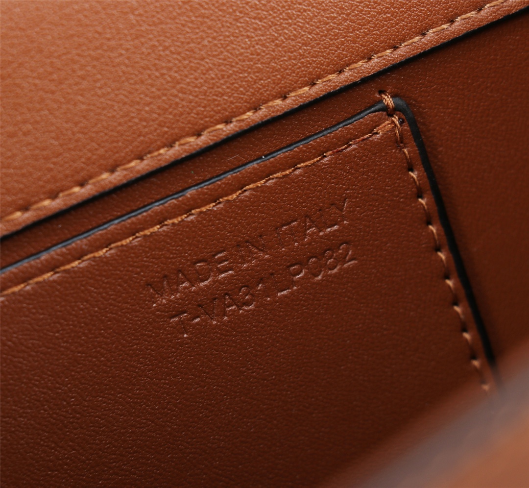 全新valent**** Garavani #Loco 手袋，为你点亮新年造型灵感。·金属链条和细腻皮革