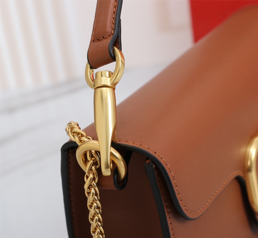 全新valent**** Garavani #Loco 手袋，为你点亮新年造型灵感。·金属链条和细腻皮革