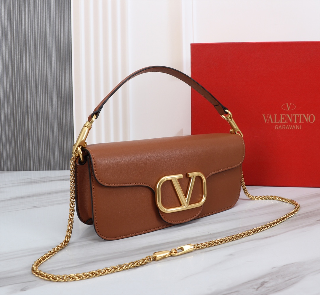 全新valent**** Garavani #Loco 手袋，为你点亮新年造型灵感。·金属链条和细腻皮革