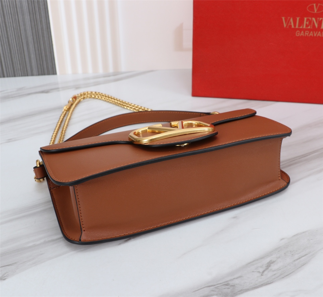 全新valent**** Garavani #Loco 手袋，为你点亮新年造型灵感。·金属链条和细腻皮革