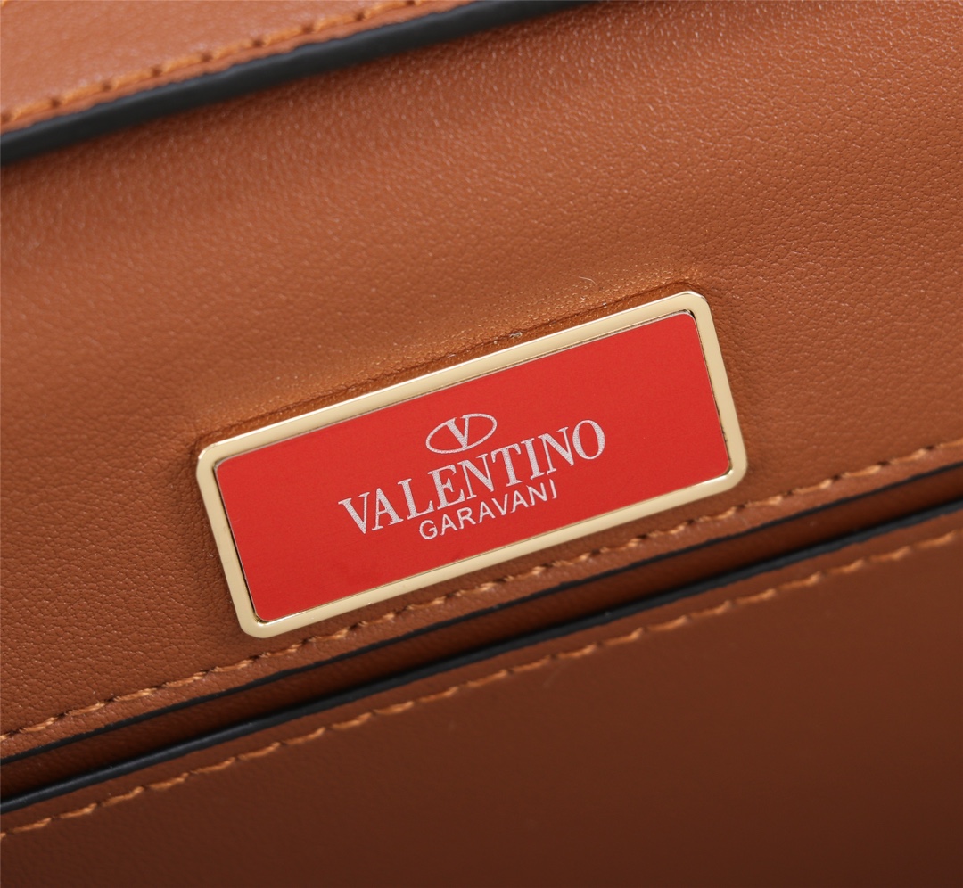 全新valent**** Garavani #Loco 手袋，为你点亮新年造型灵感。·金属链条和细腻皮革